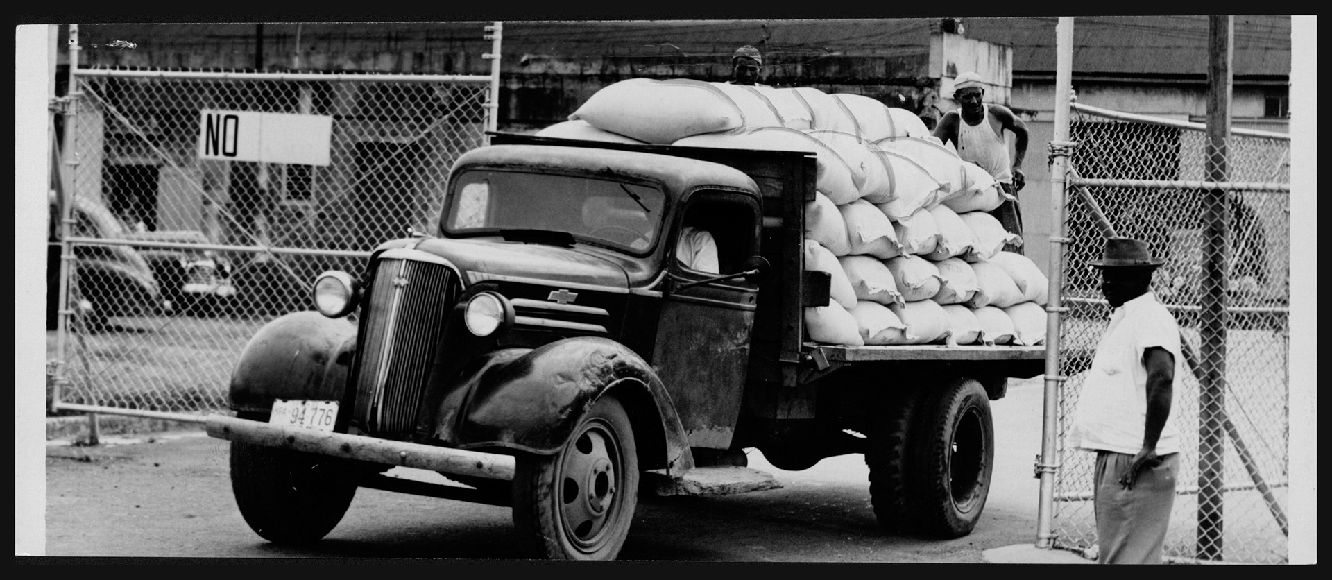 Comerciantes de San Juan levantan mercancía en medio de huelga.Febrero 2, 1952