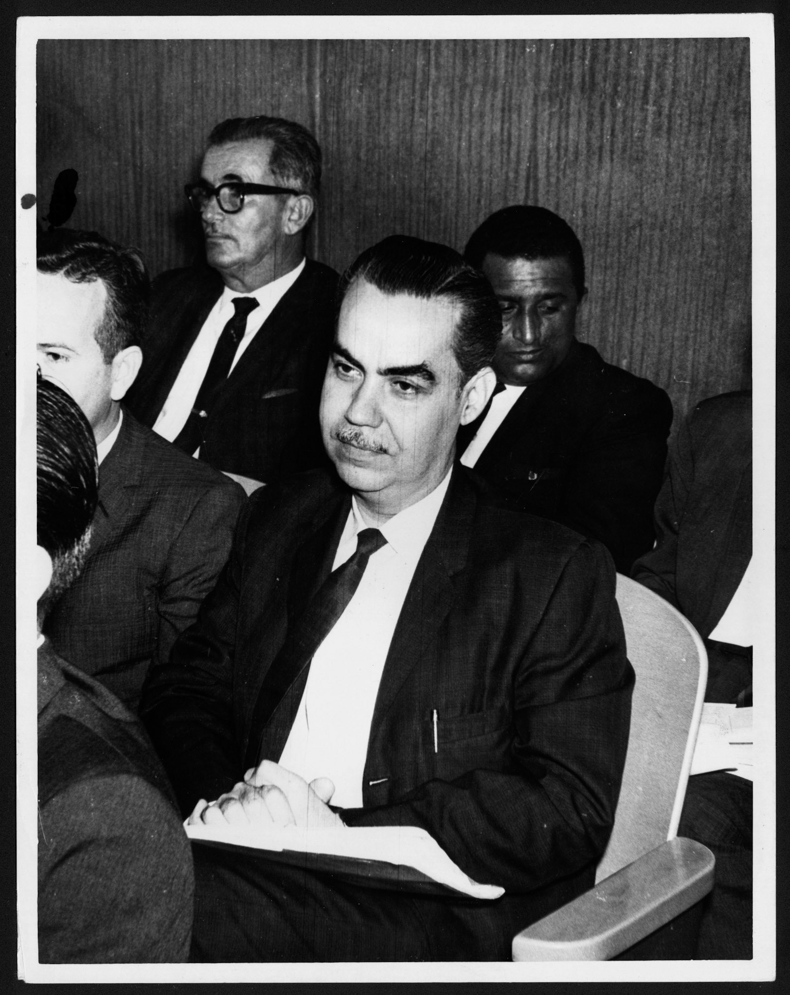 Ricardo E. Alegría junto a otros caballeros durante una reunión.Diciembre 21, 1964
