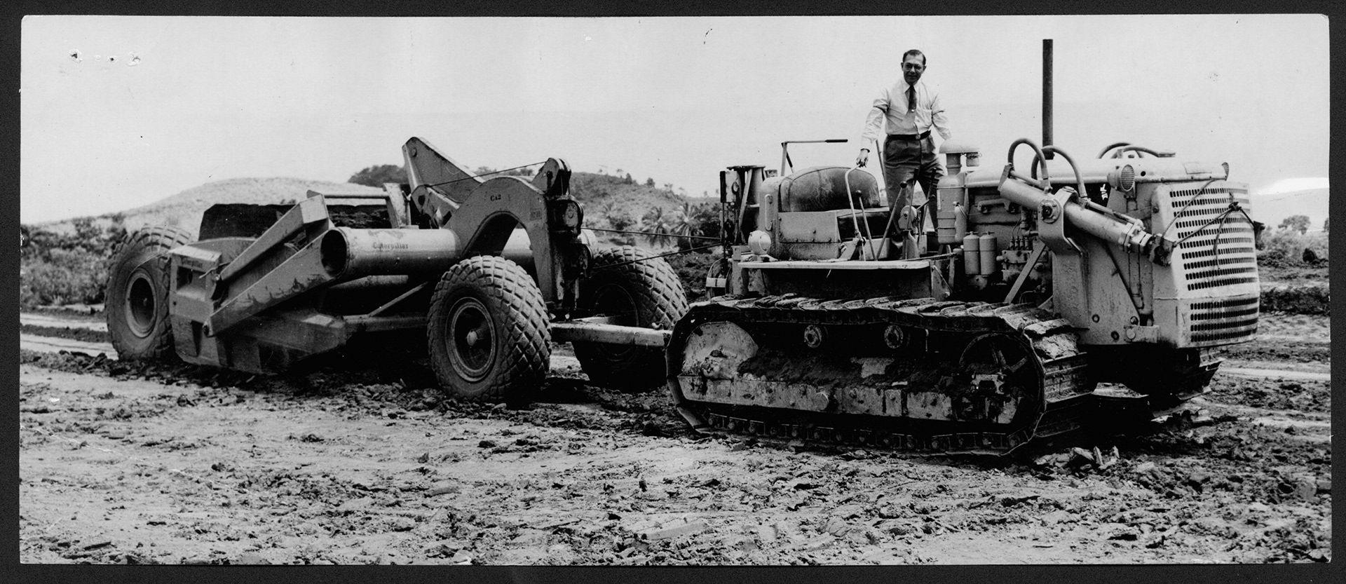 Sergio Cuevas Bustamante manipulando una máquina excavadora en los terrenos de Trujillo Alto.Junio 20, 1948