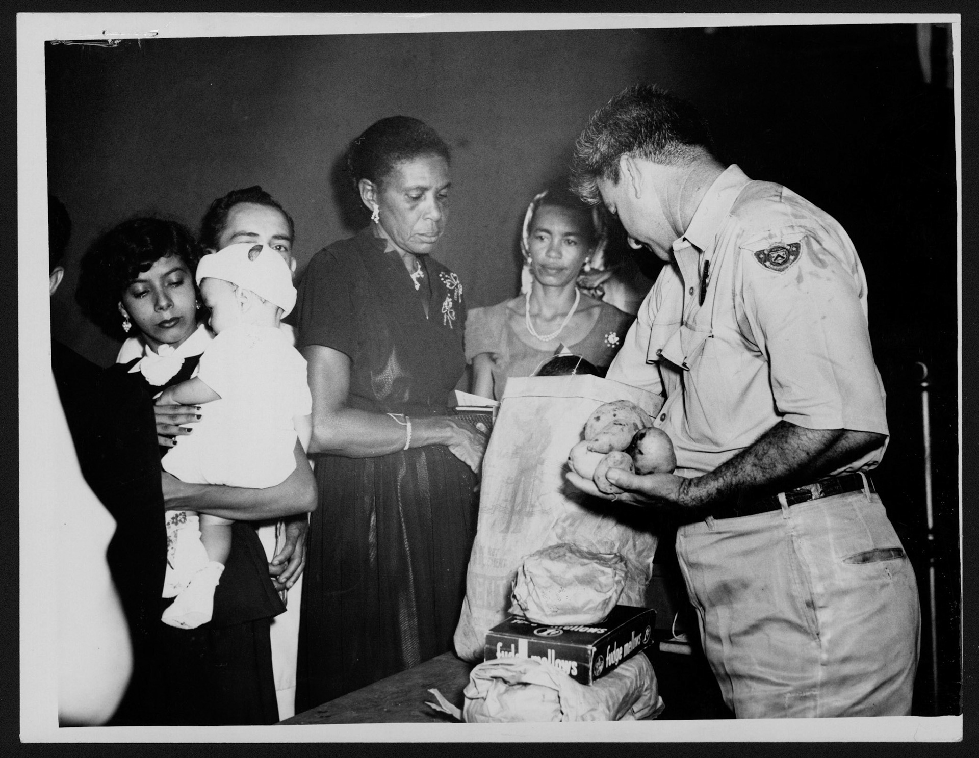 Escenas en el aeropuerto de Isla Grande; los inspectores de Aduana confiscaban a los pasajeros numerosos artículos  que no podían llevar a Estados Unidos.Agosto 18, 1953