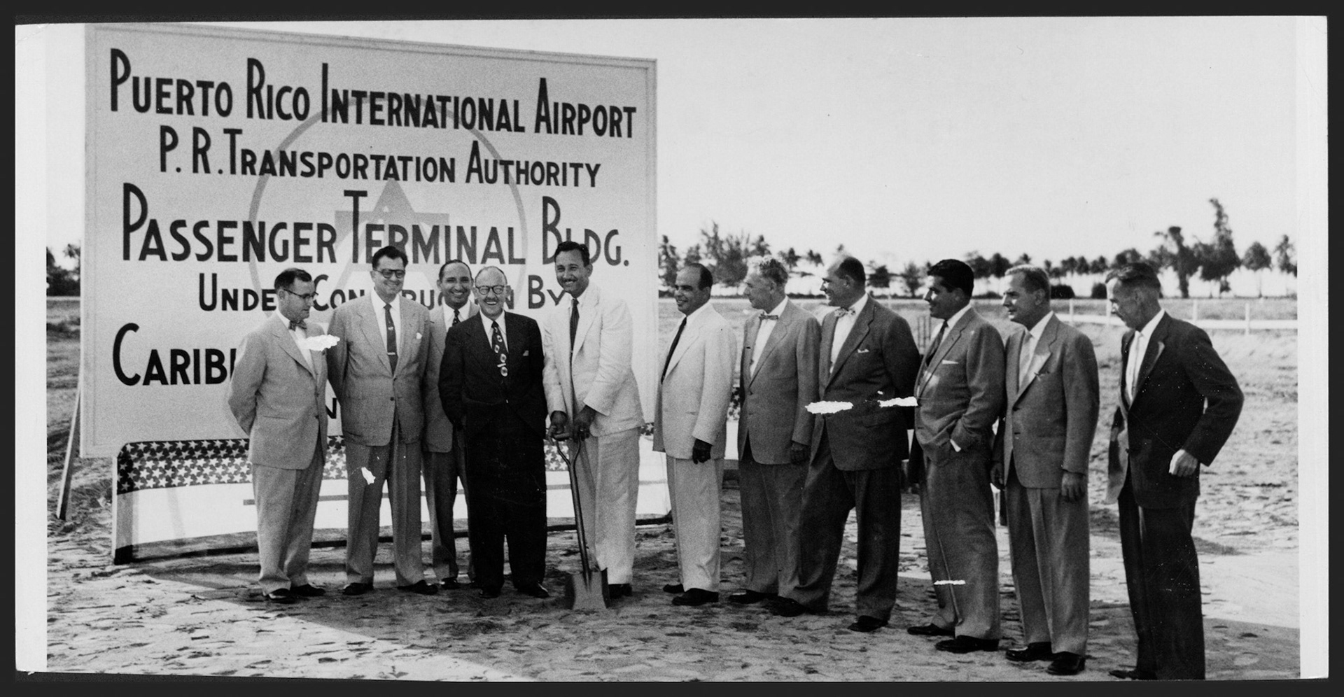 Funcionarios durante ceremonia de excavaciones para la construcción del terminal del Aeropuerto Internacional de Isla Verde.Junio 19, 1953