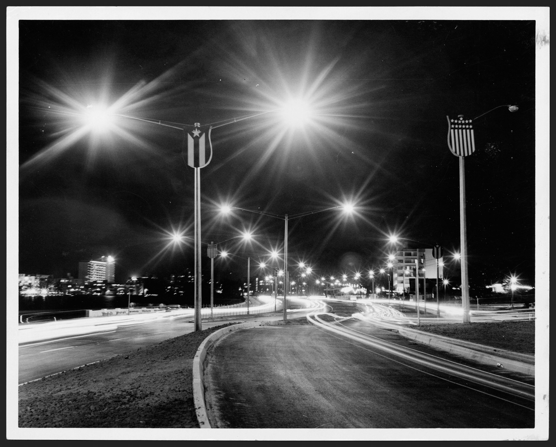 Ultimo tramo iluminado de la avenida Baldorioty de Castro.Julio 25, 1960