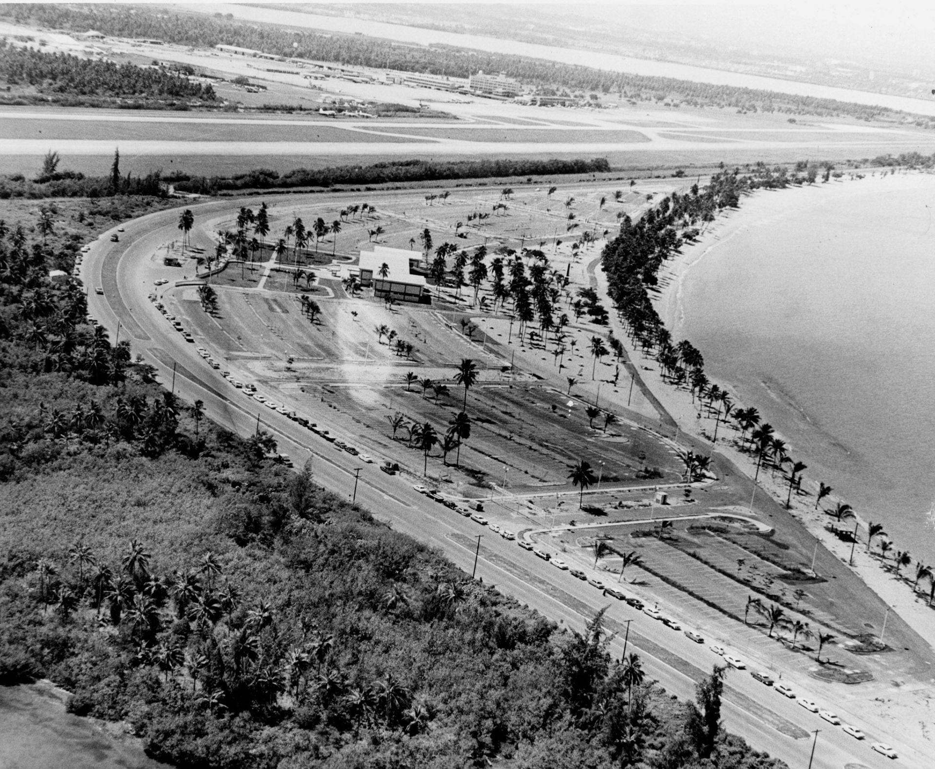 Vista aérea del Balneario de Isla Verde y el terminal y pistas del Aeropuerto Internacional al fondo de la imagen.Octubre 8, 1965