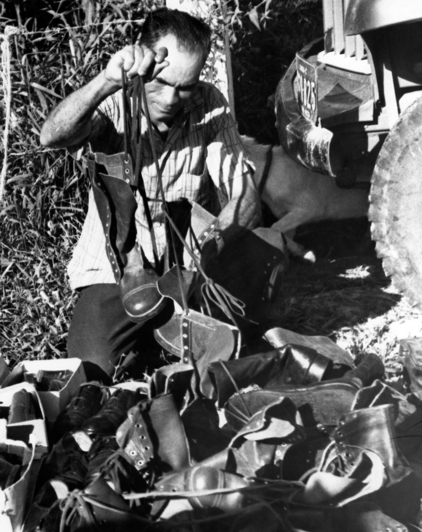 Venta de botas militares en el Mercado Regional de San Sebastián.Mayo 26, 1962