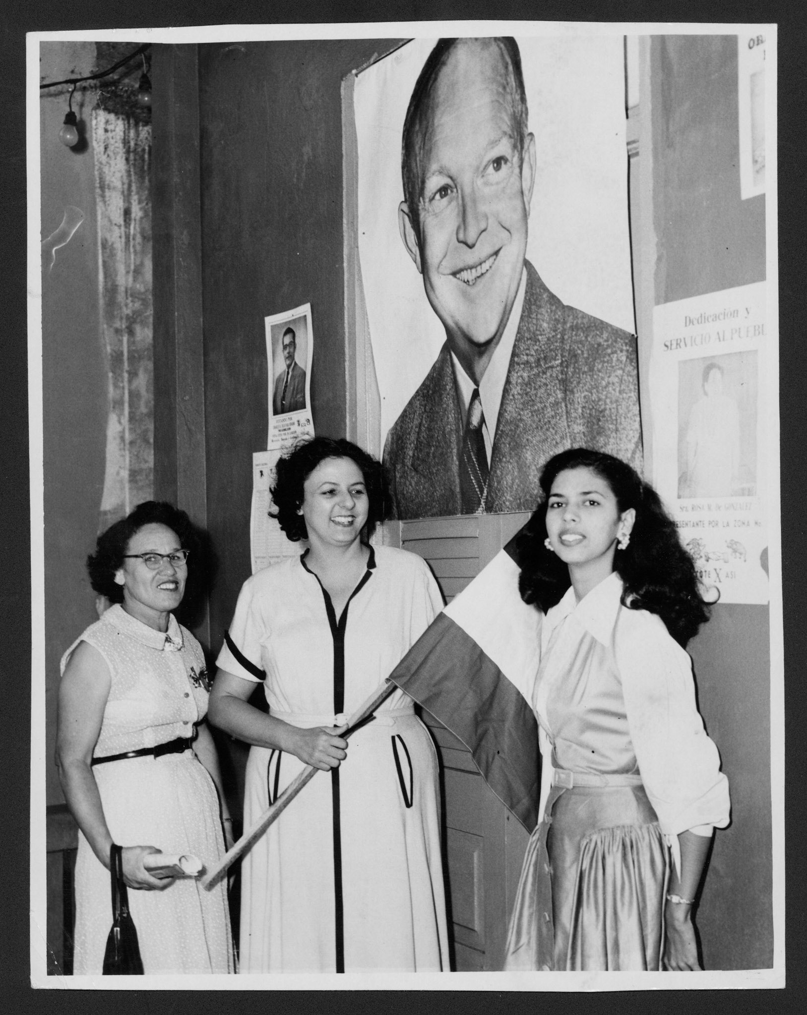 Dora Diago (centro), candidata a Alcaldesa de San Juan por el Partido Estadista.Noviembre 5, 1952