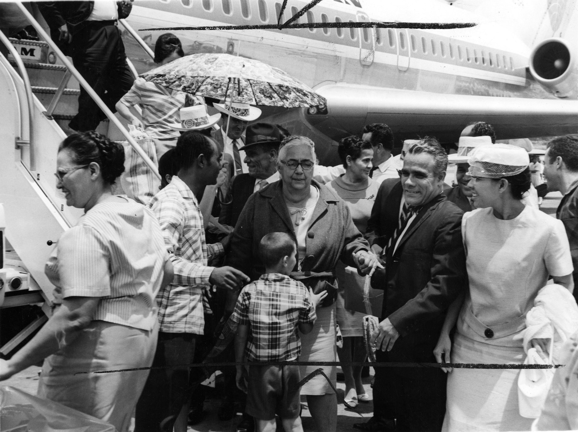 'Diosa' Mita, junto a seguidores al bajar del avión que la trajo de regresa de visita a Miami.Aereopuerto de Isla Verde.Julio 7, 1966
