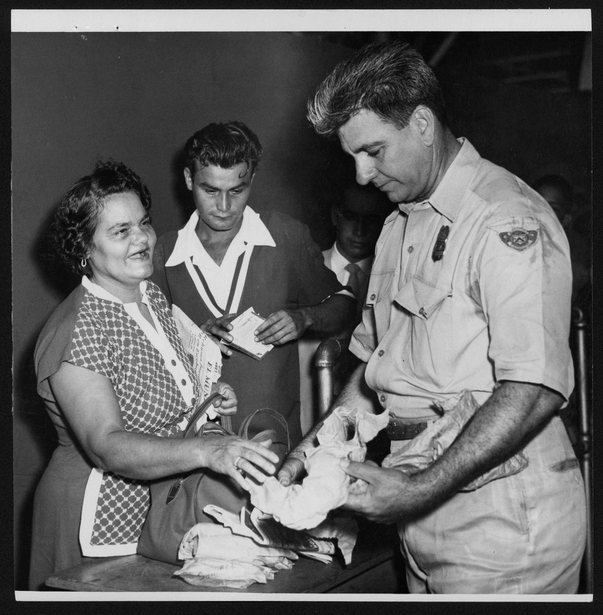 Escenas en el aeropuerto de Isla Grande; los inspectores de Aduana confiscaban a los pasajeros numerosos artículos  que no podían llevar a Estados Unidos.Agosto 18, 1953