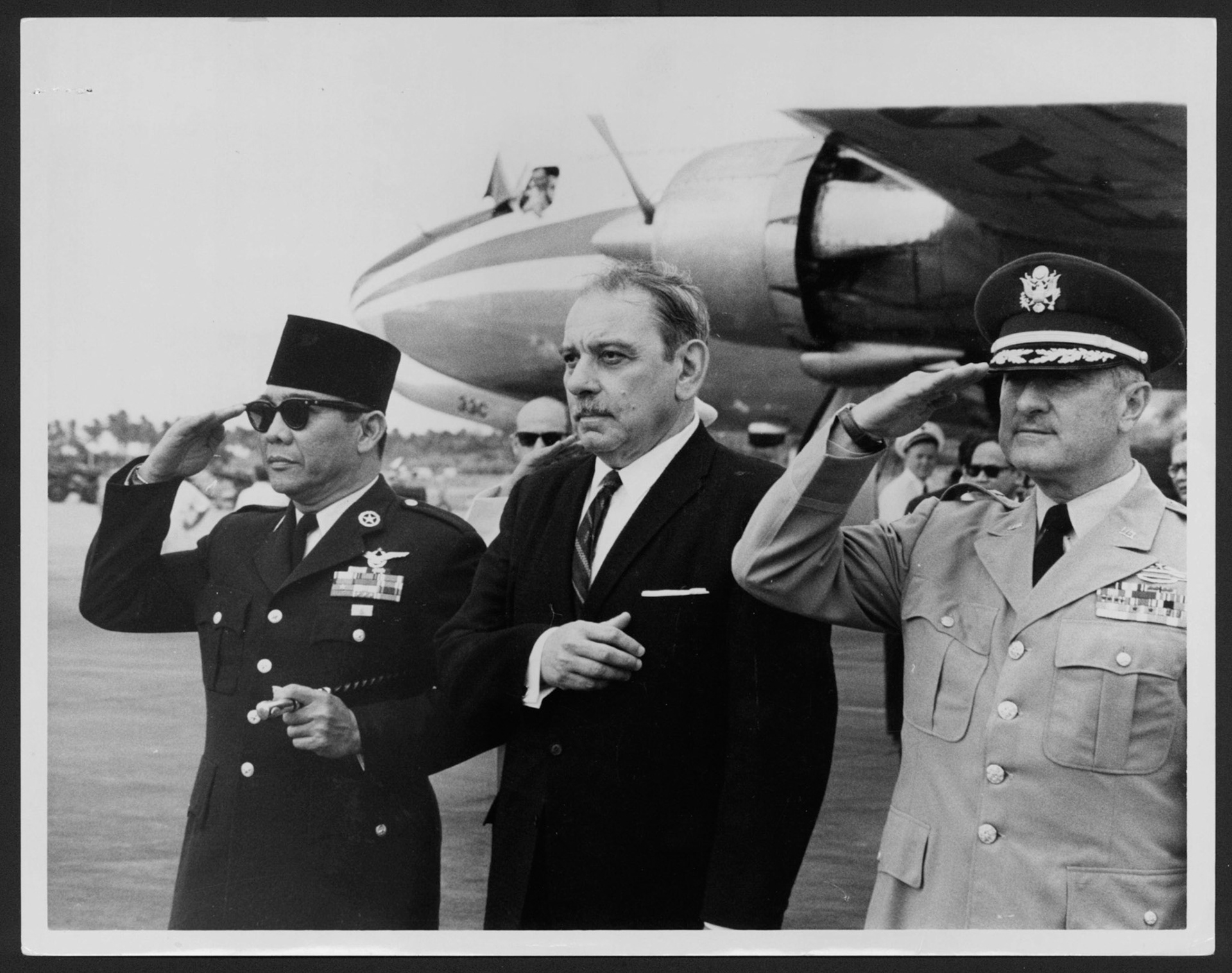 SUKARNO, MUÑOZ Y CORDERO EN SALUDO AL TOCAR LOS HIMNOS NACIONALES EN EL AEREOPUERTO.ABRIL 4 , 1960