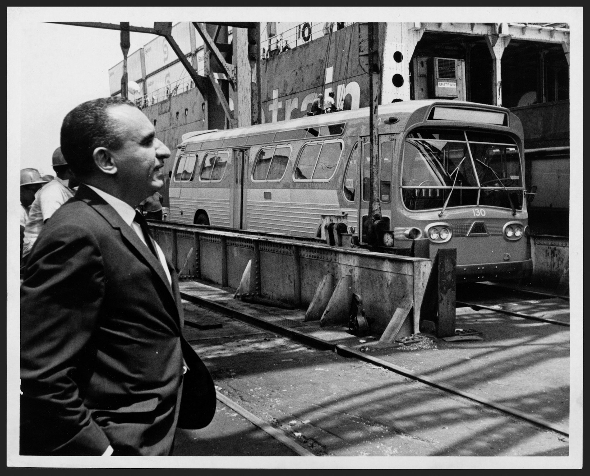 Fernández Torrecillas, Herminio, Jefe de la Autoridad Metropolitana de Autobuses, viendo bajar las guaguas que llegaron en el Sea Train, todas (8 en total) con aire acondicionado.Julio 24, 1967