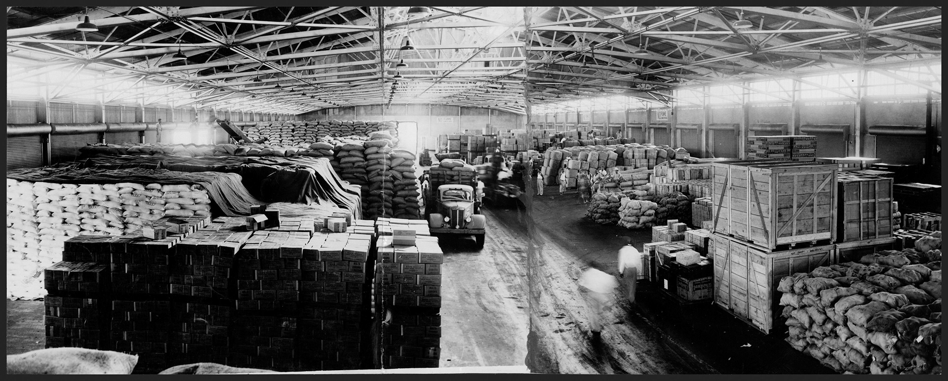 Almacén de la Autoridad de Transporte repleto de mercancía.Agosto 14, 1954