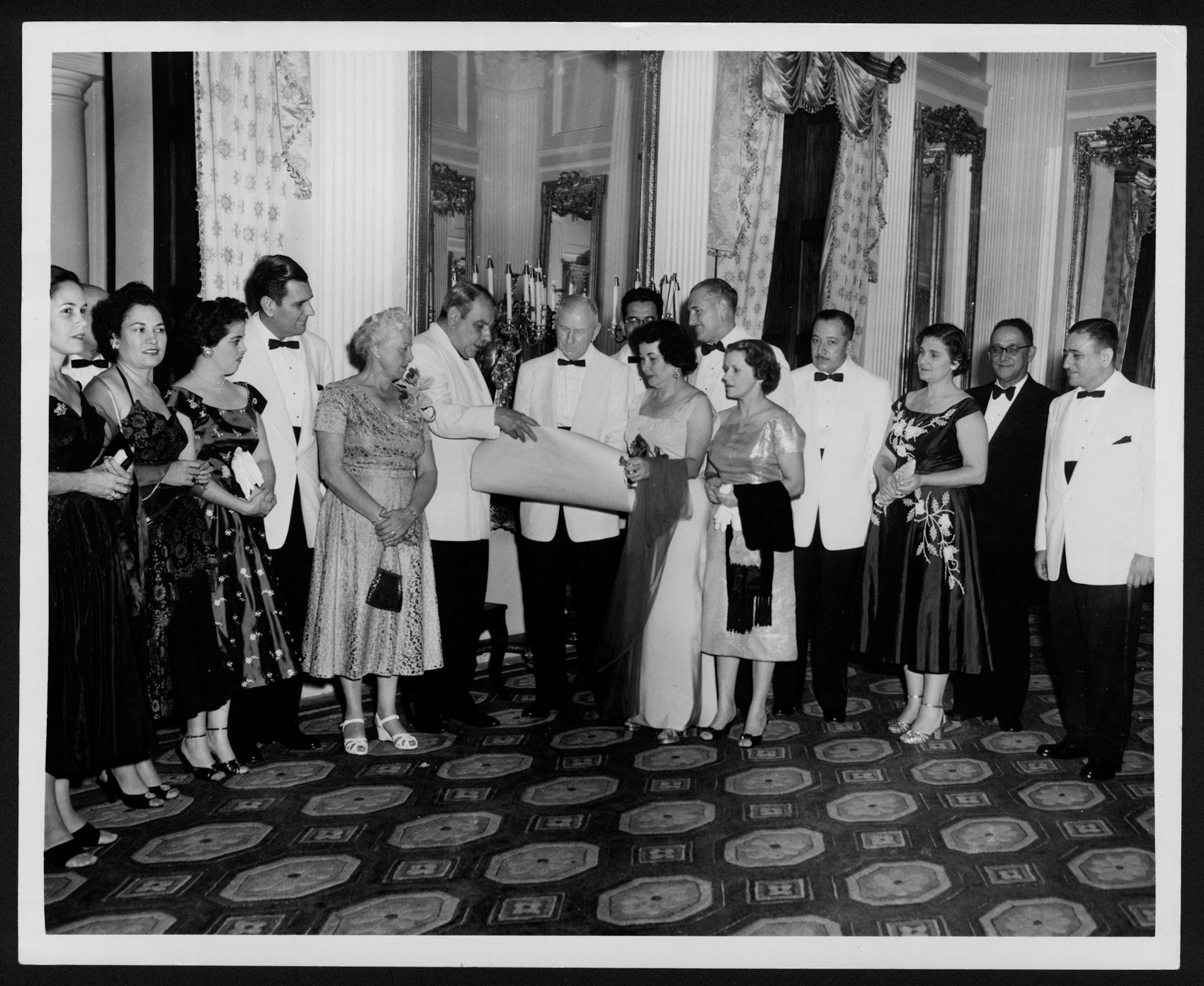 Gobernador Muñoz Marín haciendo entrega de un pergamino a Carl A. Bock durante una cena de gala en su honor en Fortaleza.Octubre 28, 1955