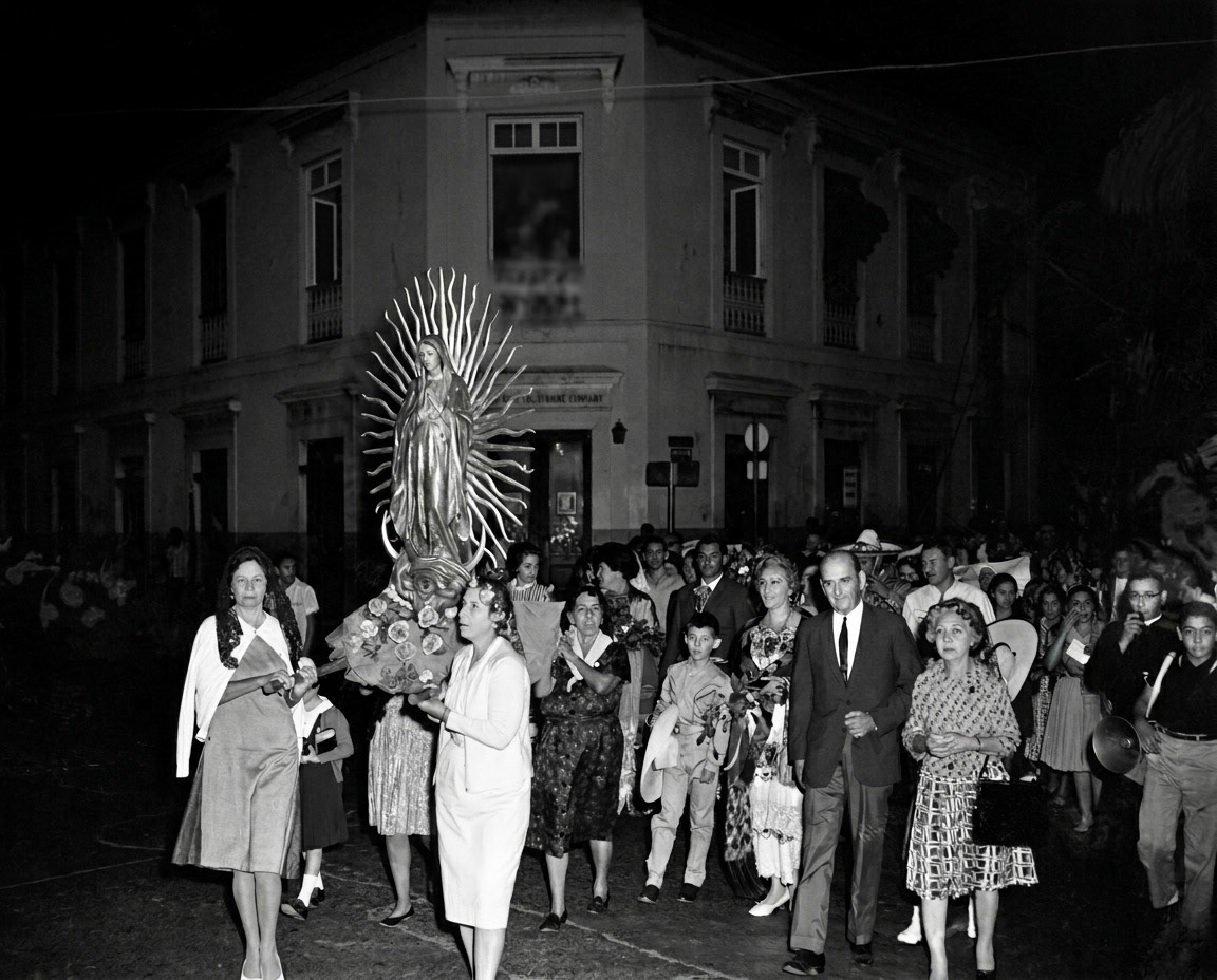 Extensa fila para tomar agua del 'pozo de la Virgen'.Sabana Grande.Mayo 26. 1953