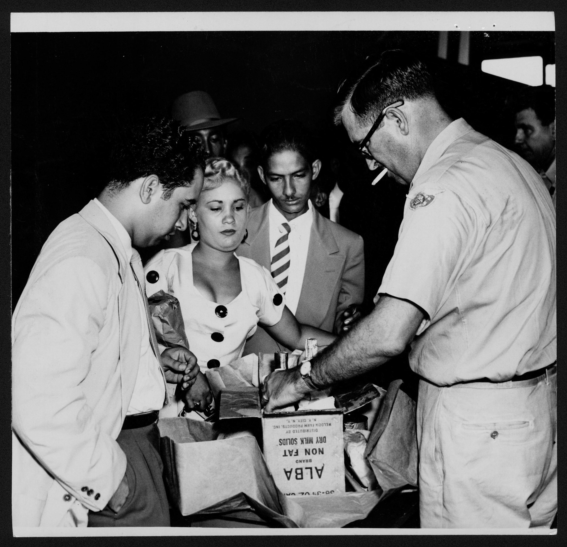 Escenas en el aeropuerto de Isla Grande; los inspectores de Aduana confiscaban a los pasajeros numerosos artículos  que no podían llevar a Estados Unidos.Agosto 18, 1953