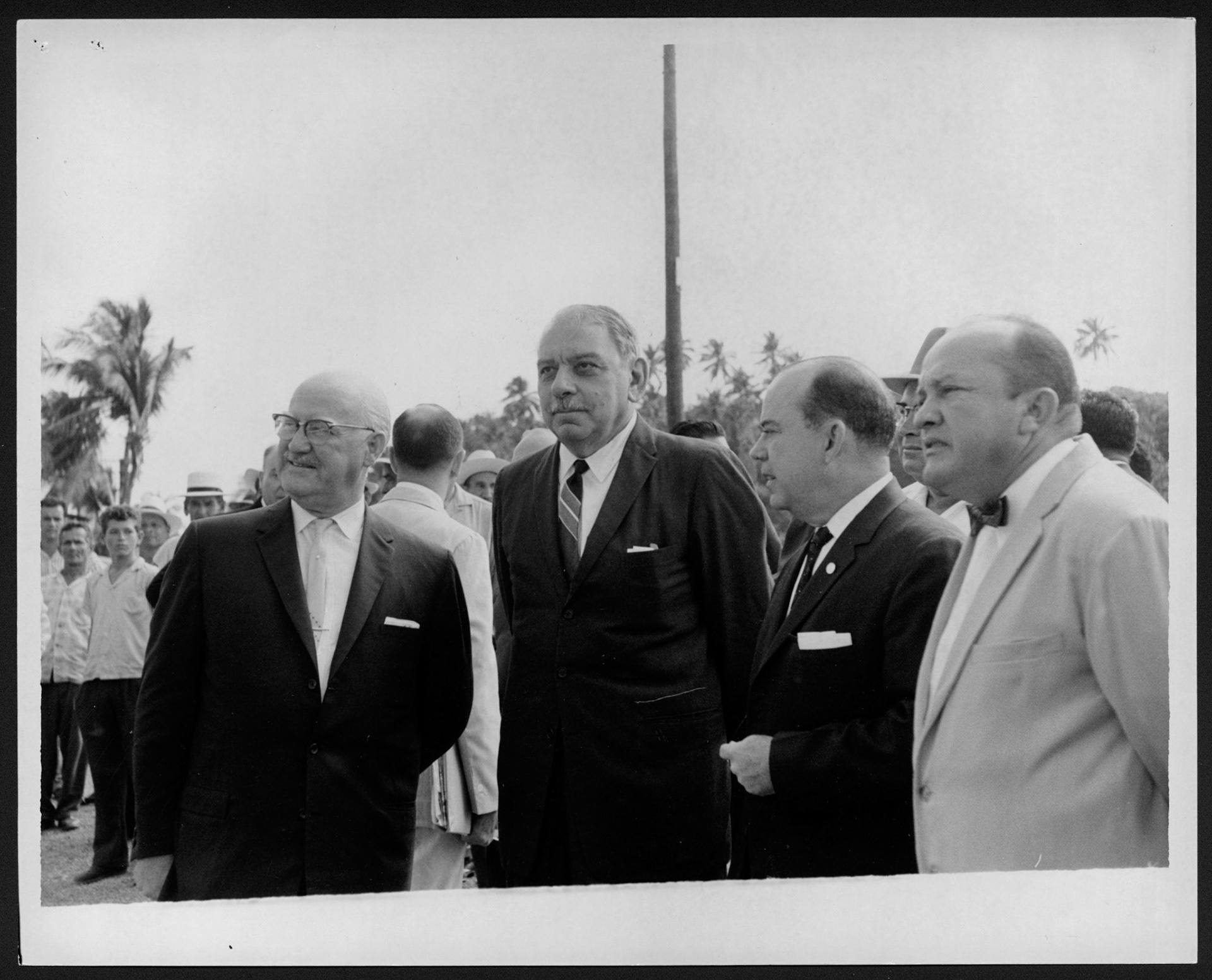 Luis Muñoz Marín junto a asistentes a la ceremonia de colocación de la primera piedra de la planta nuclear de Rincón.Agosto 23, 1960