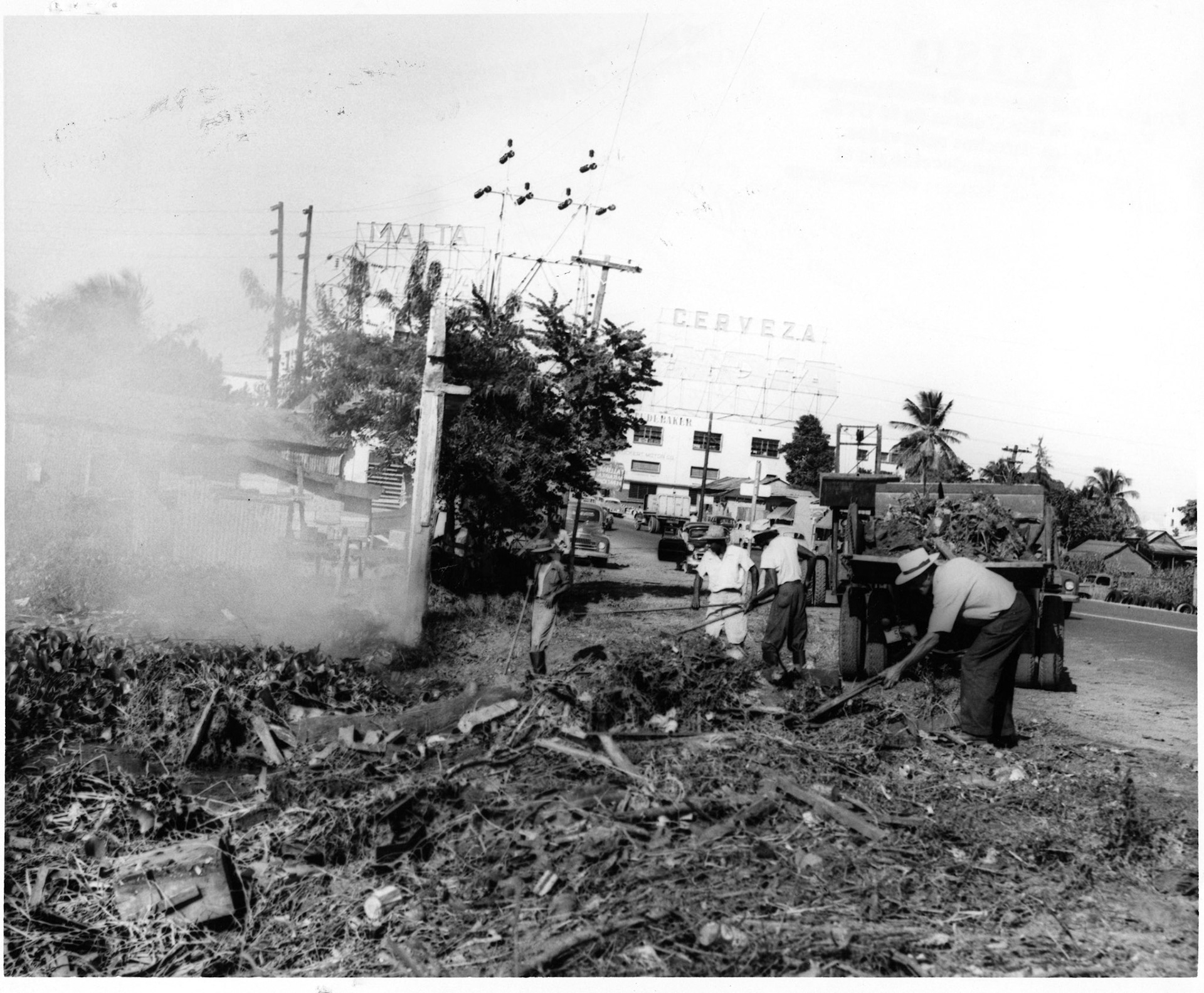 Empiezan a limpiar los alrededores del Puente de la Constitución.Julio 11, 1953