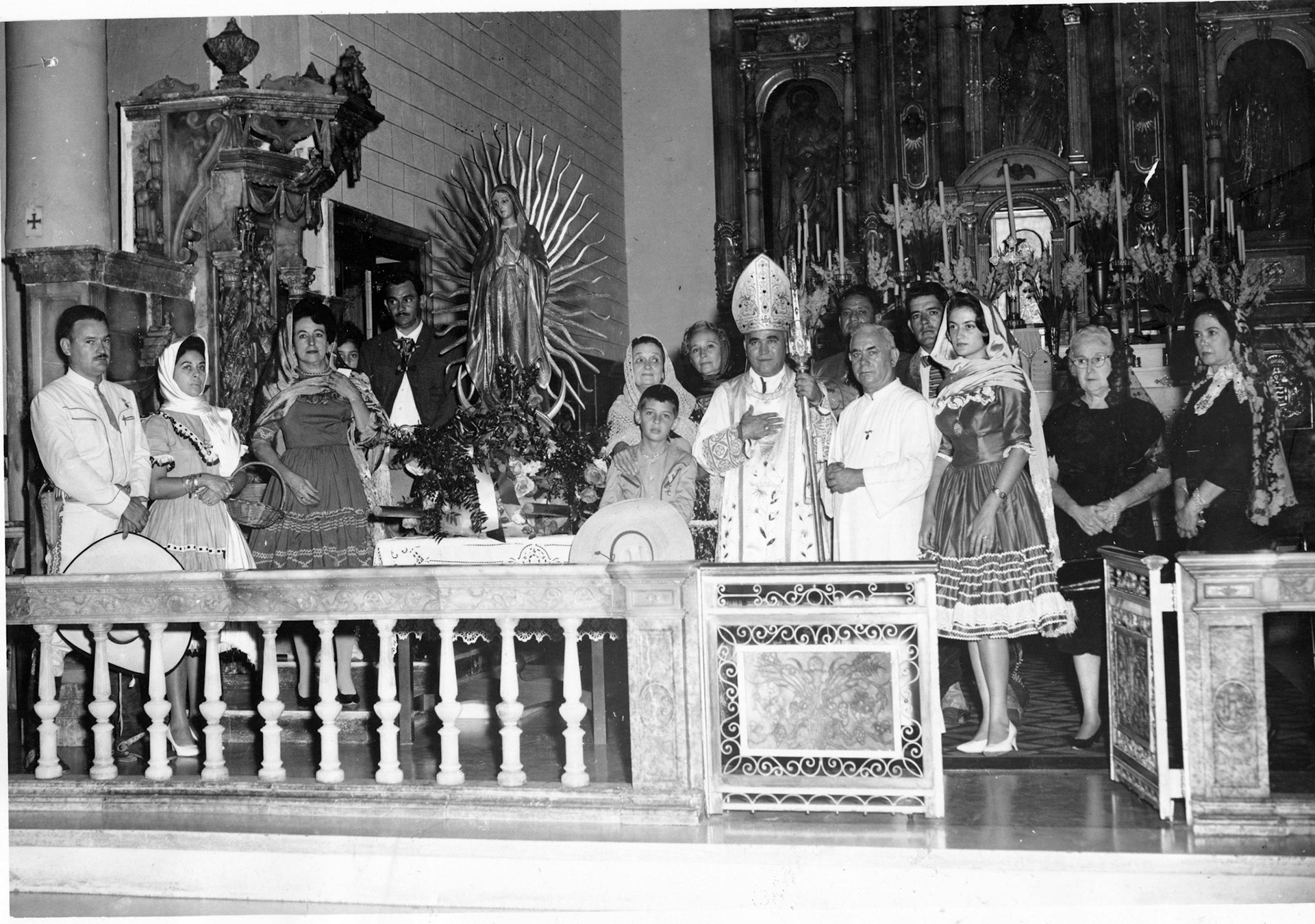 Monseñor Luis Aponte Martínez posa junto al Padre Carrasco y un grupo de mejicanos en la Catedral de Ponce.Diciembre 13, 1963