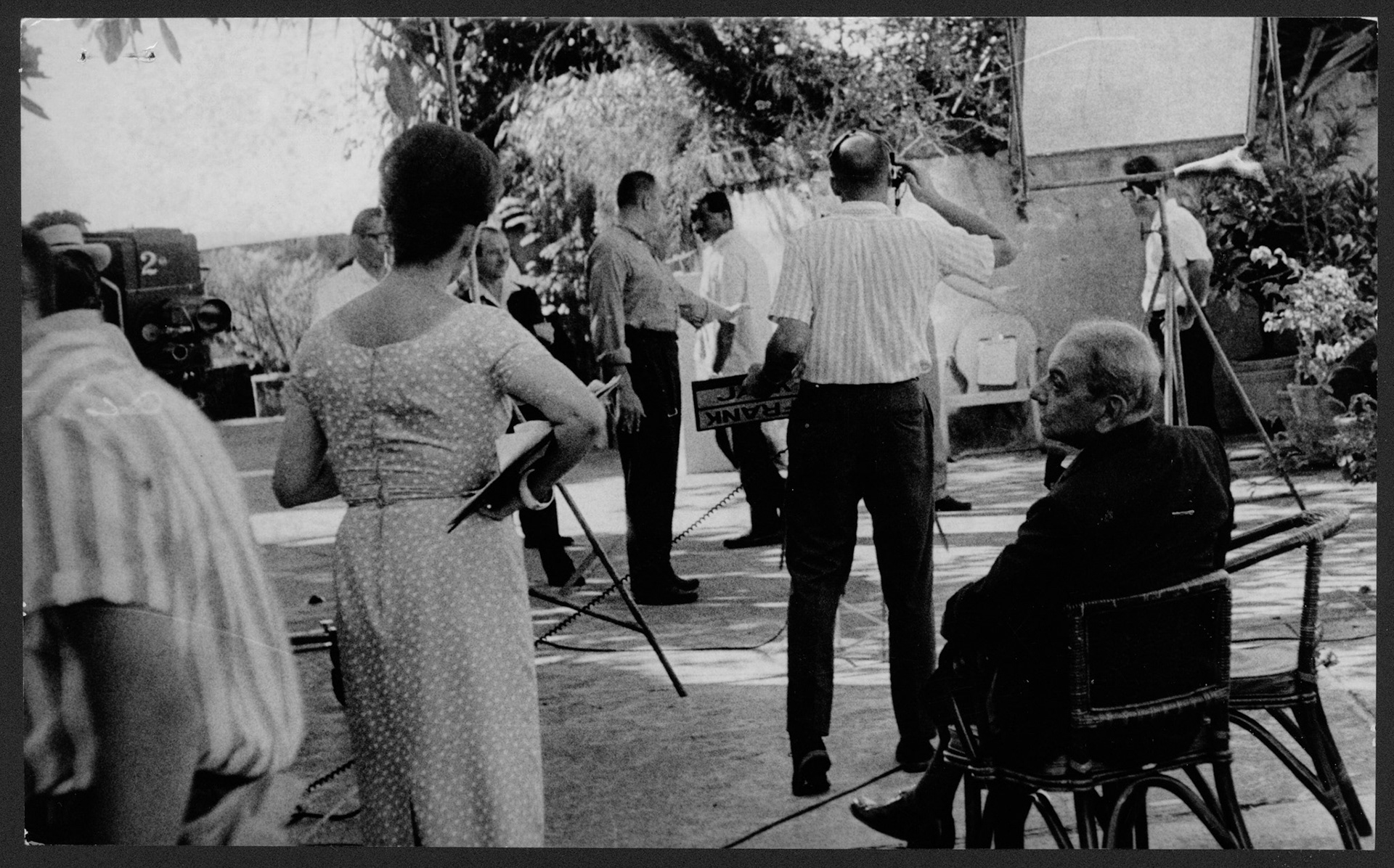 GOBERNADOR LUIS MUÑOZ MARÍN AGUARDANDO MIENTRAS LOS TÉCNICOS PREPARAN EL EQUIPO PARA PROGRAMA DE TELEVISIÓN TODAY. LA FORTALEZA.NOVIEMBRE 9 , 1963