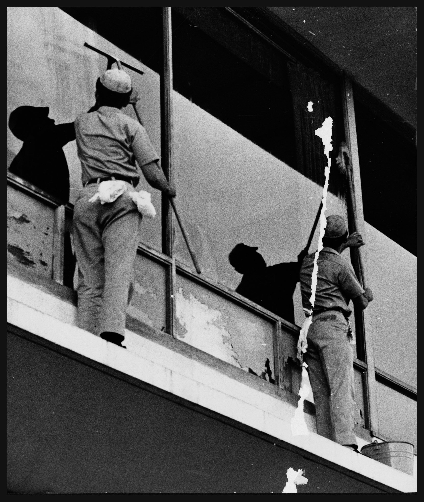 Falta de seguridad para algunos empleados de limpieza en el Aeropuerto.Mayo 13, 1968
