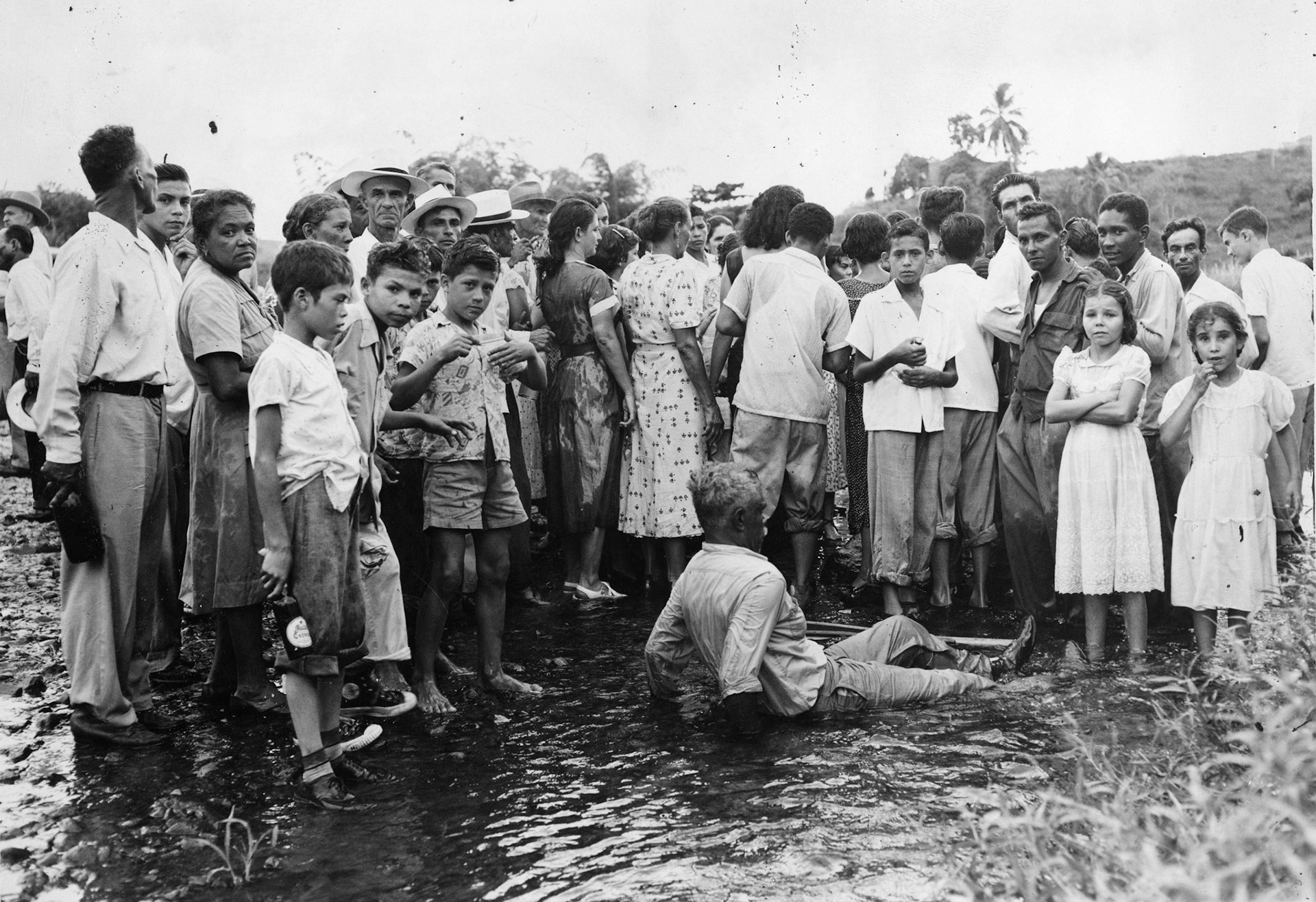 Esperando un milagro, Ramón Ramos Martínez se sienta en río "santificado" Barrio Rincón, Sabana Grande.Mayo  26, 1953