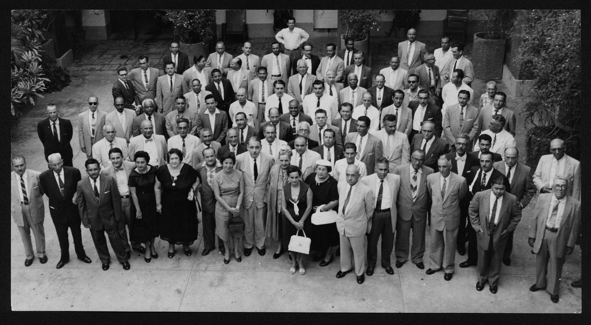 Luis Muñoz Marín y Andrés Grillasca abrazándose en reunión de líderes populares, cerrando su distanciamiento.La Sierra Country Club.Mayo 30, 1948