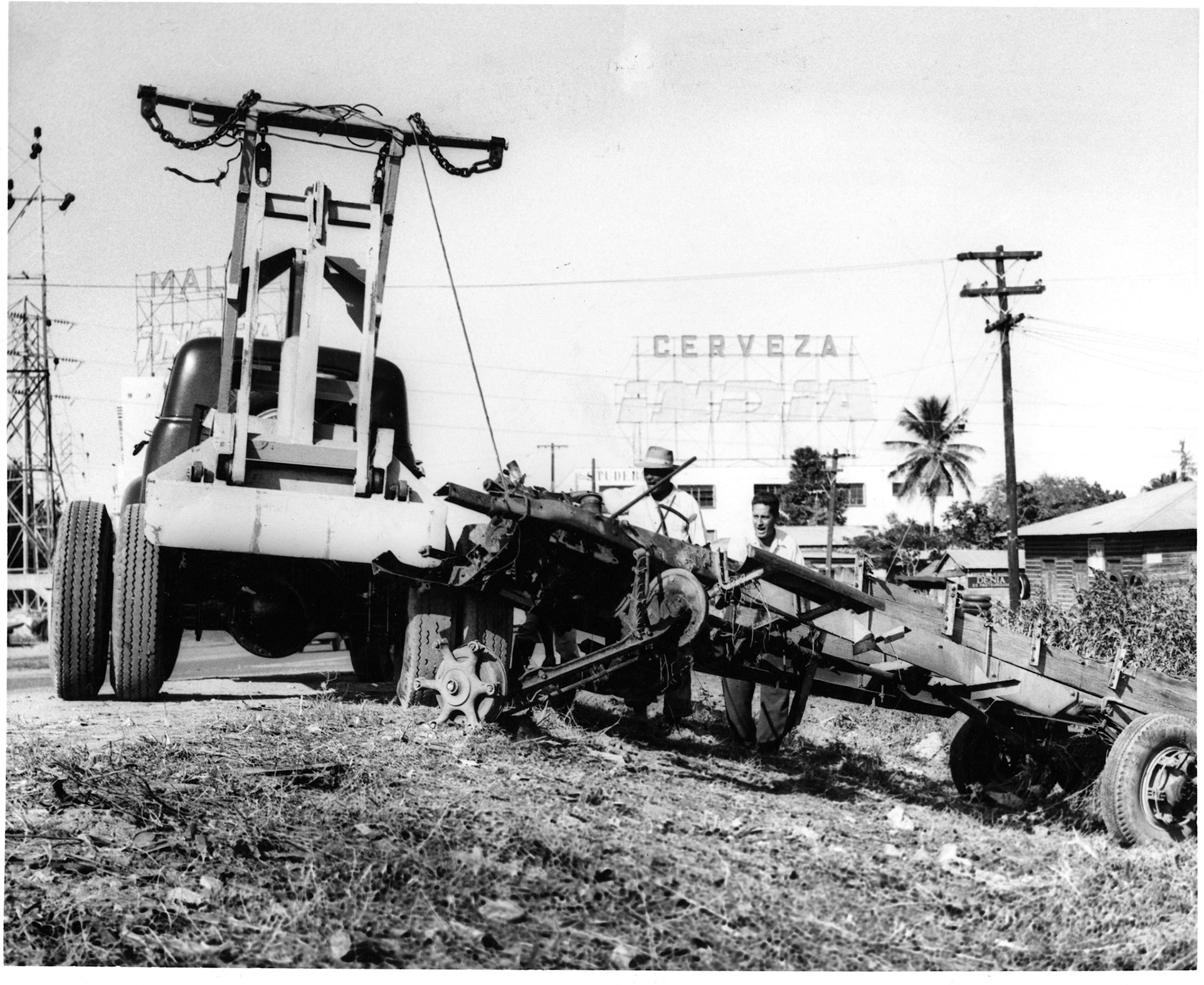 Recogido de escombros en alrededores del Puente de la Constitución.Julio 11, 1953