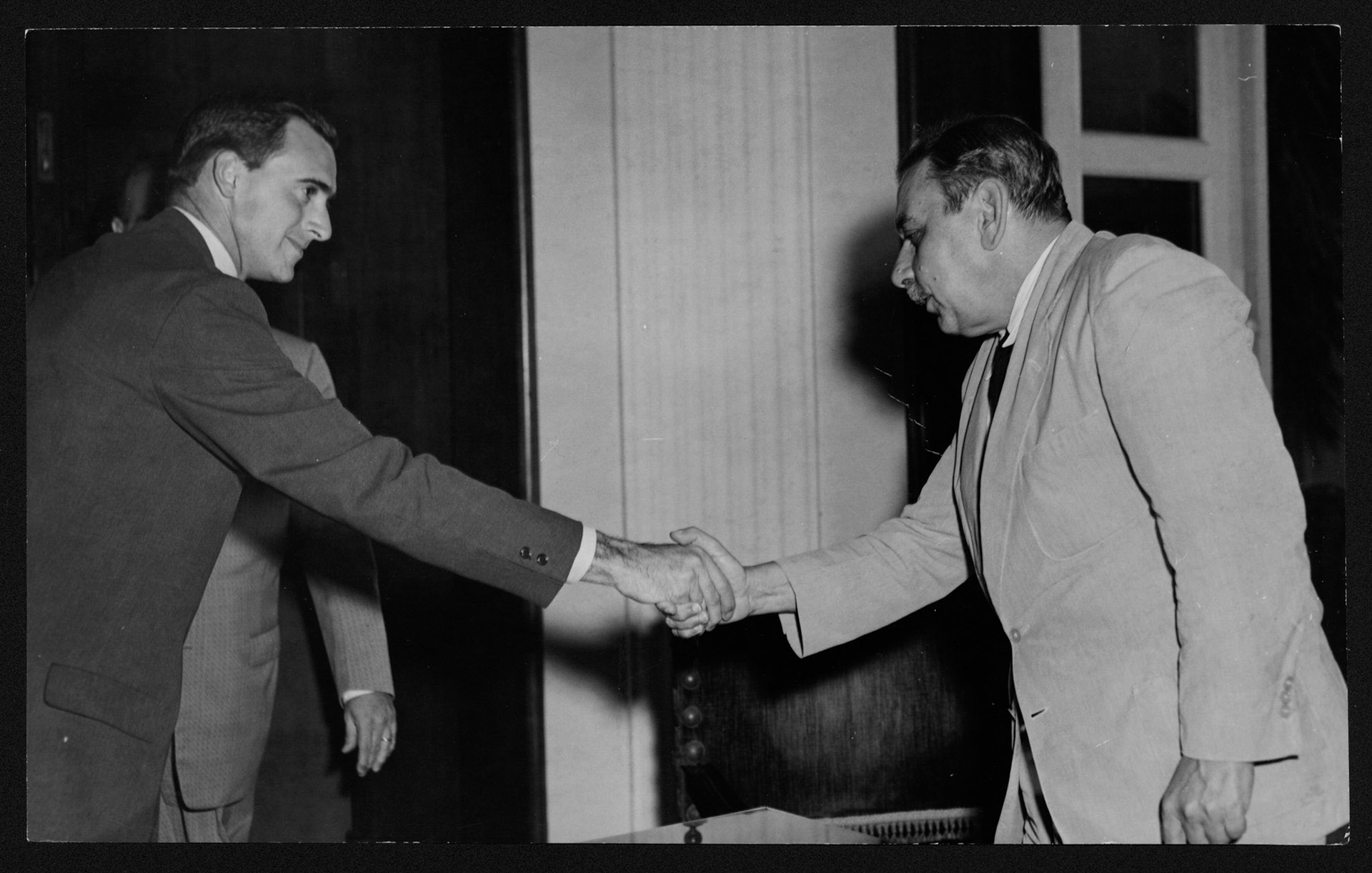 Luis Muñoz Marín intercambiando saludo con integrante del Comité Contra Actividades Antiamericanas.1954