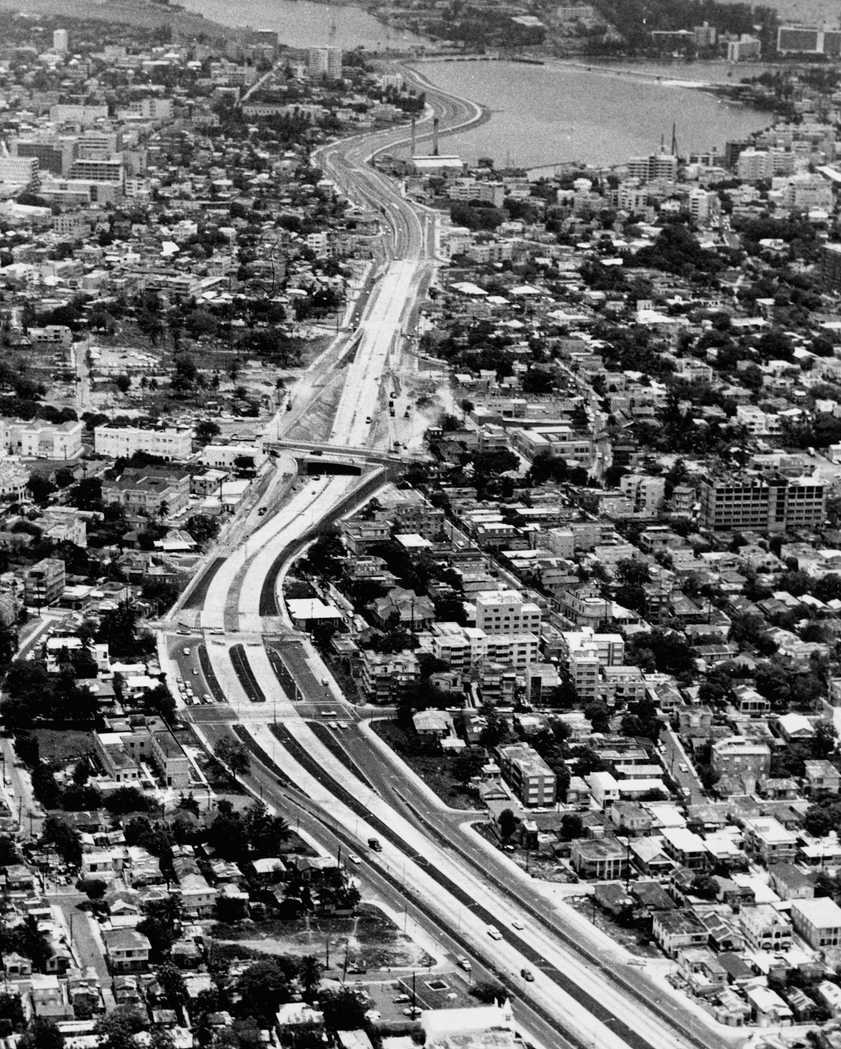 Vista aérea de la Avenida Baldorioty de Castro en Santurce, desde el sector de la Parada 24 hasta la Laguna del Condado.Mayo 19, 1961