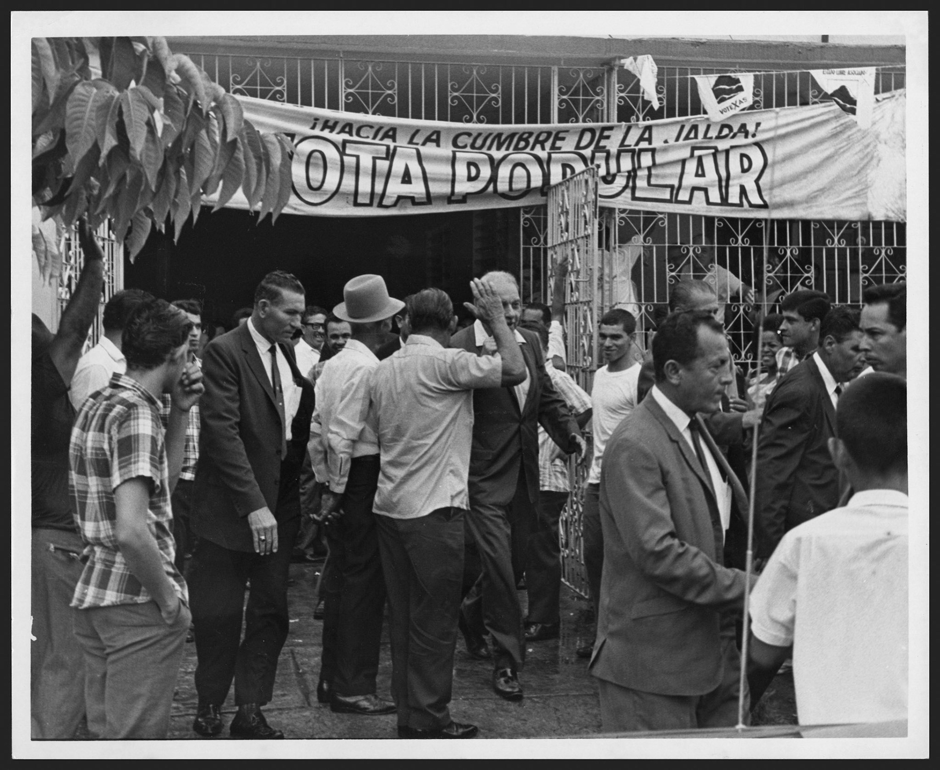 Luis Muñoz Marín saliendo Caserío San José en medio del público.Julio 1967