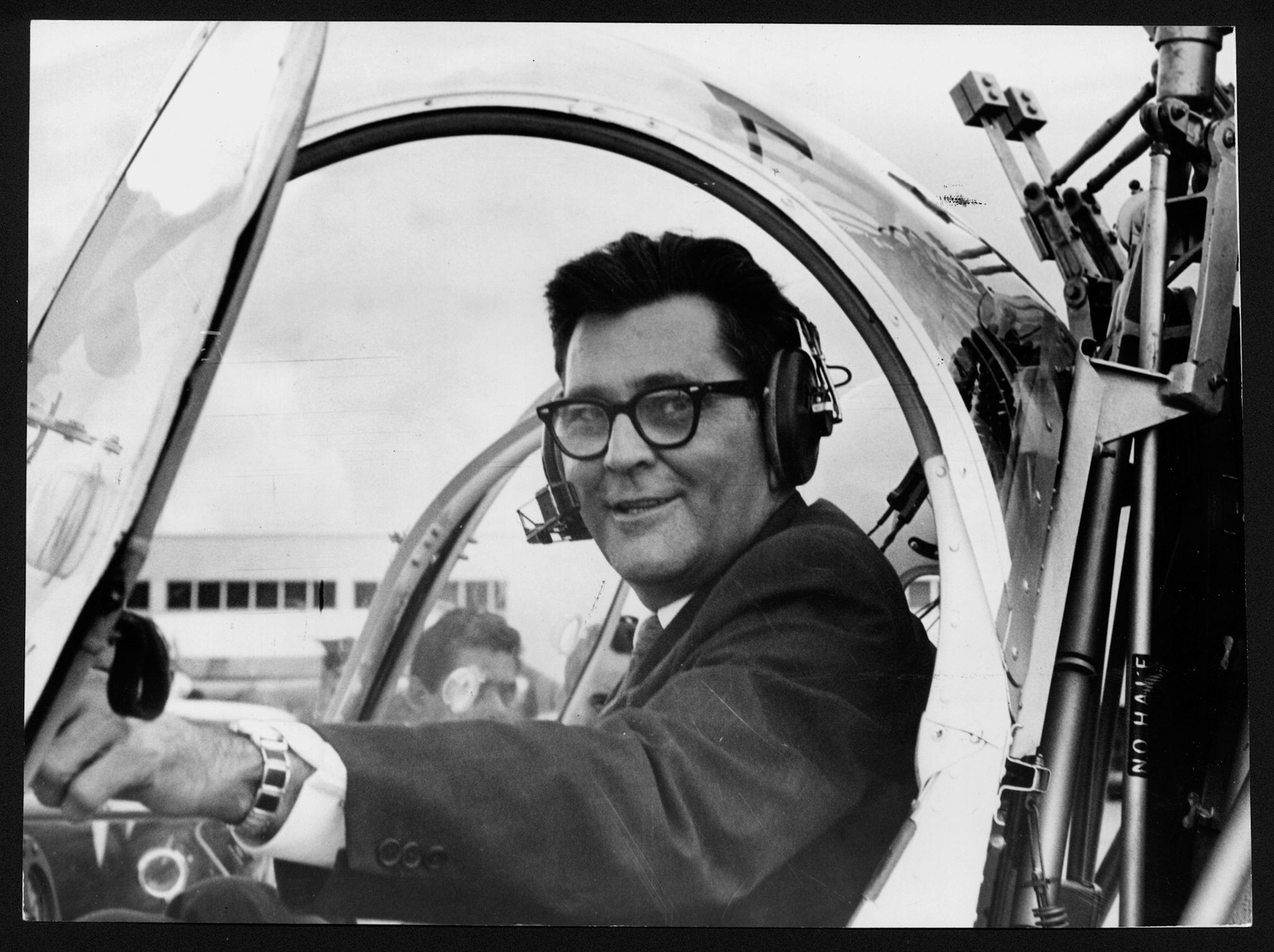 Roberto Sánchez Vilella con audífonos haciendo de piloto al inicio de su campaña en helicóptero.Octubre 21, 1964