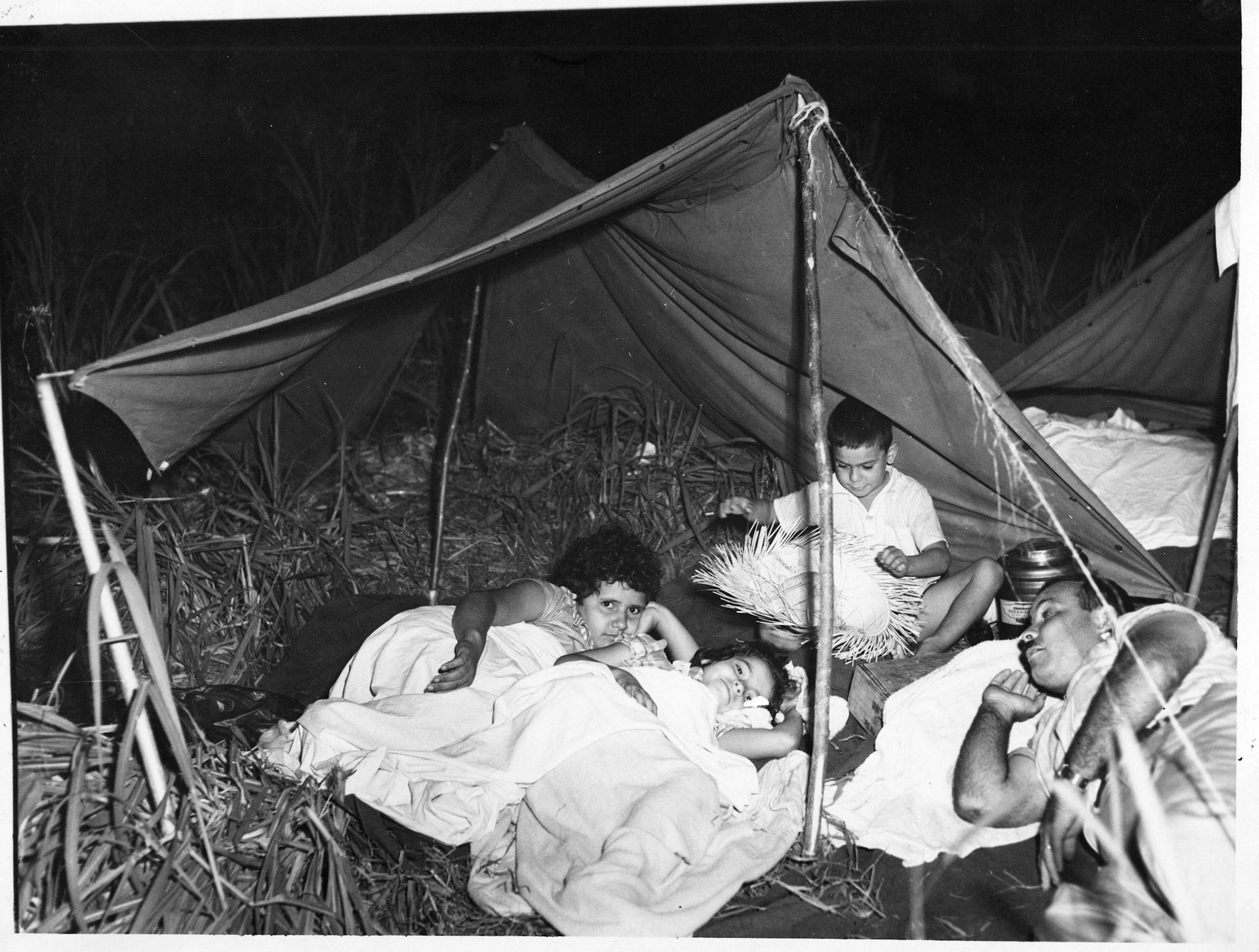 Peregrinos en Sabana Grande alojados en casa de campaña.Mayo 26, 1953