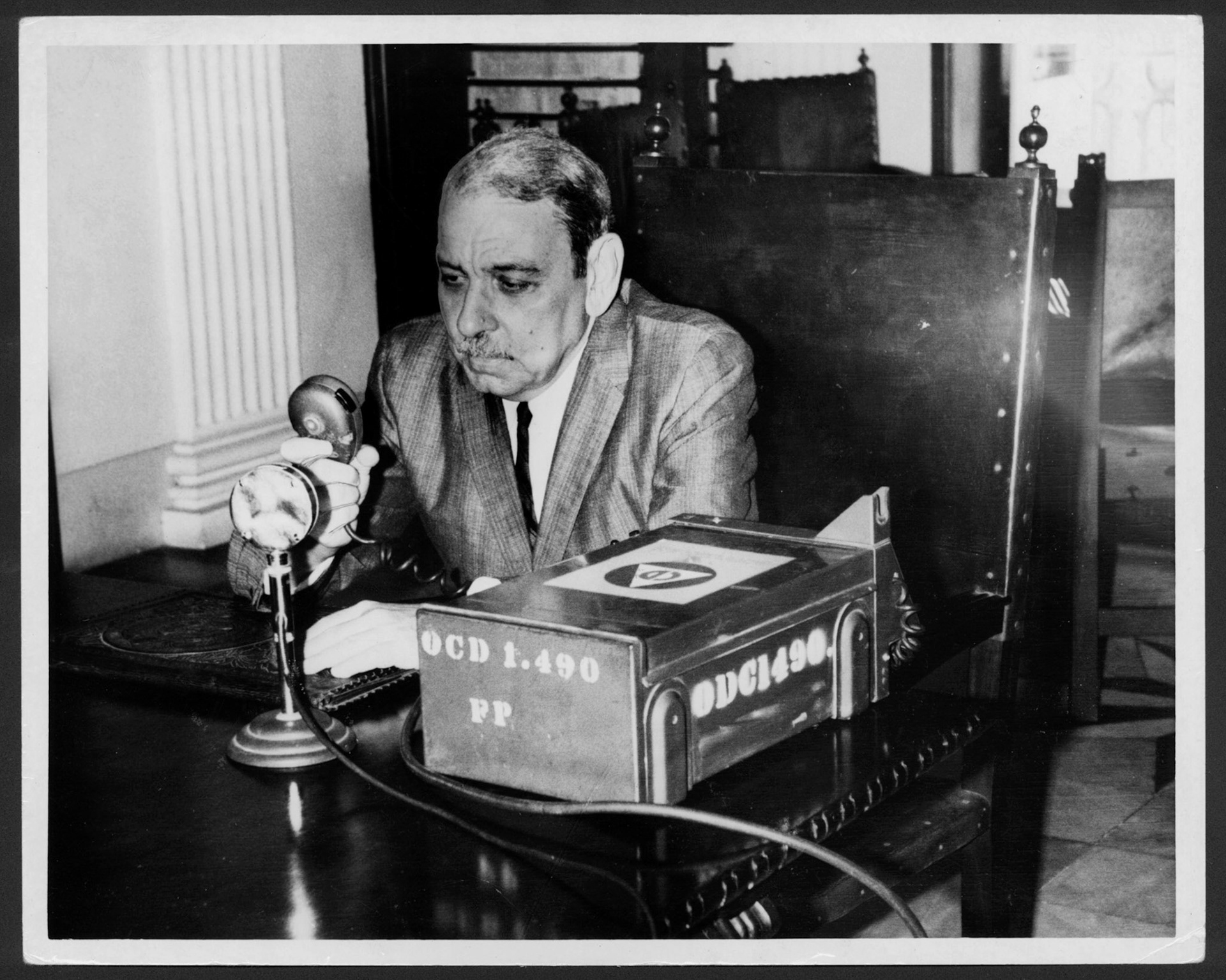 GOBERNADOR LUIS MUÑOZ MARÍN CON EQUIPO DE COMUNICACIÓN DE LA DEFENSA CIVIL.LA FORTALEZA.1961