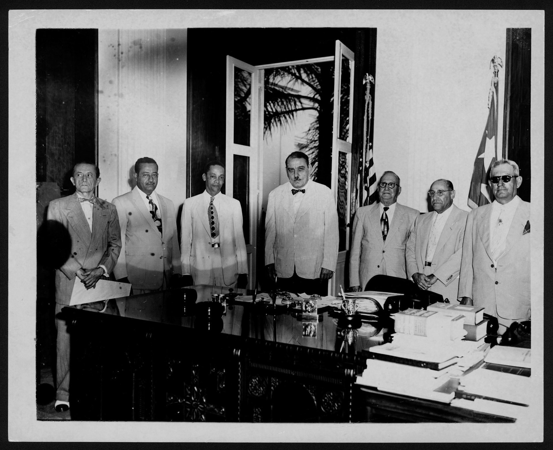 Comisión de Cataño con el gobernador Muñoz Marín en su despacho.La Fortaleza.1957