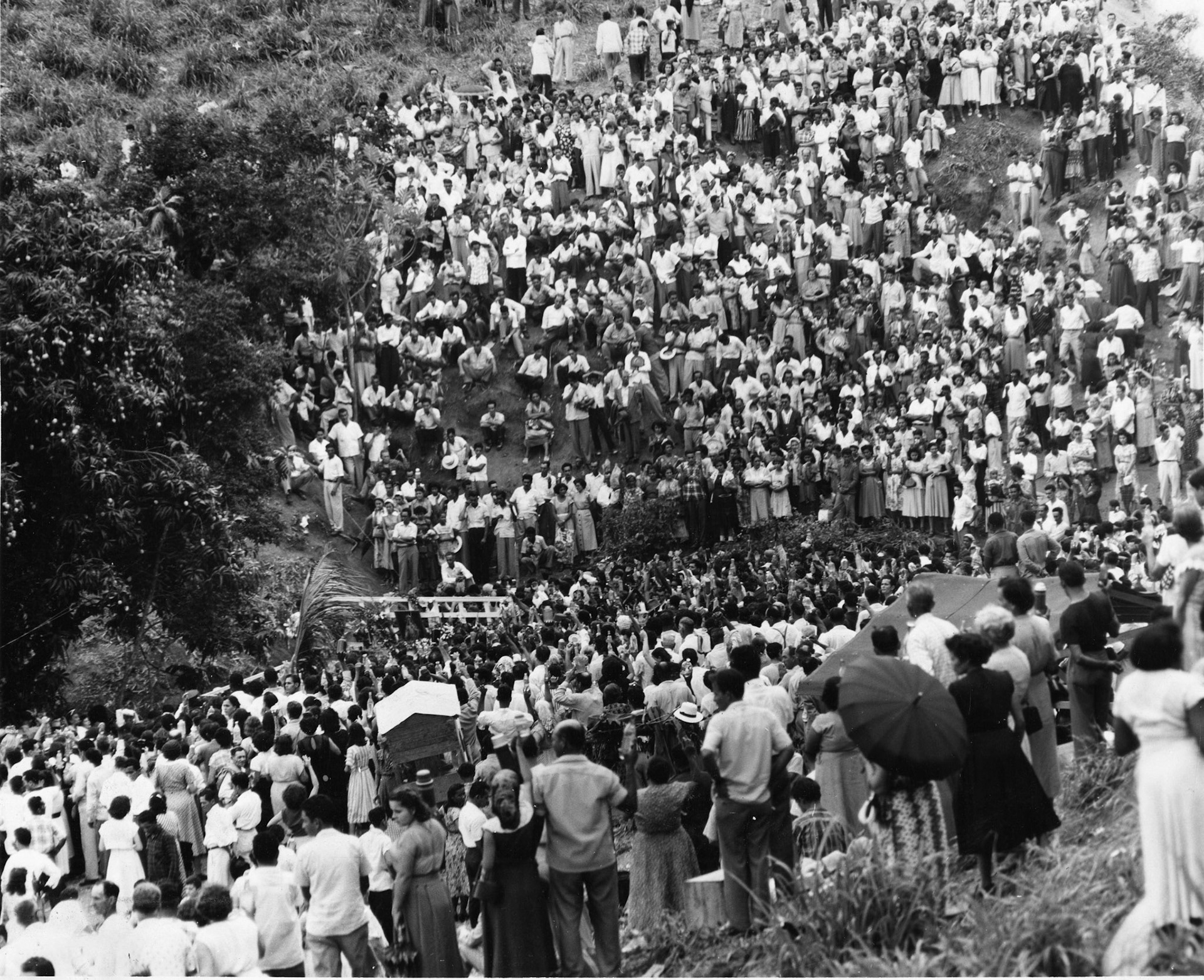 Creyentes esperan bendición de la Virgen del Pozo.1953