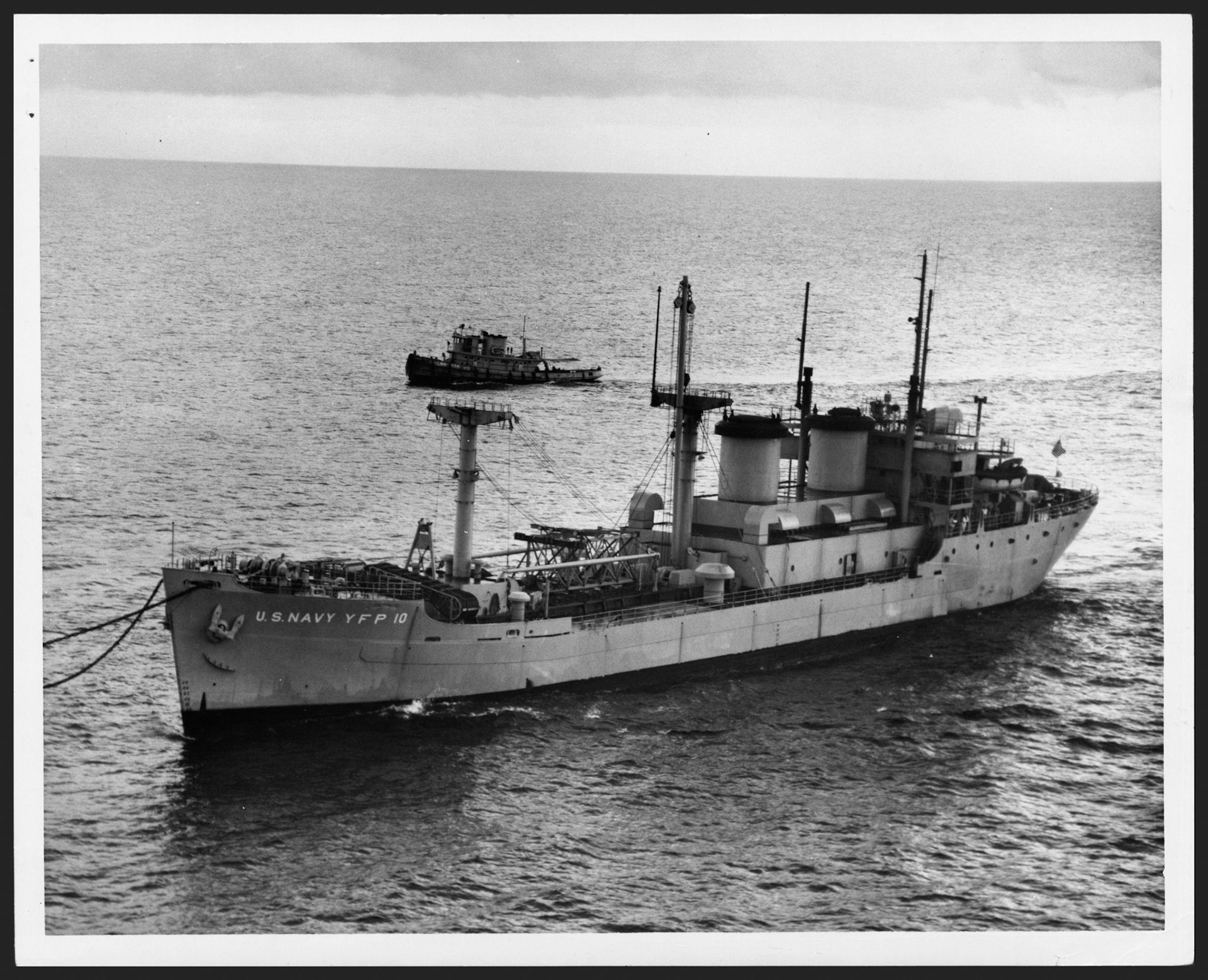 Planta termoeléctrica flotante YFP-10 arrendada por la Autoridad de las Fuentes Fluviales a la Marina de Estados Unidos.Julio 19, 1955