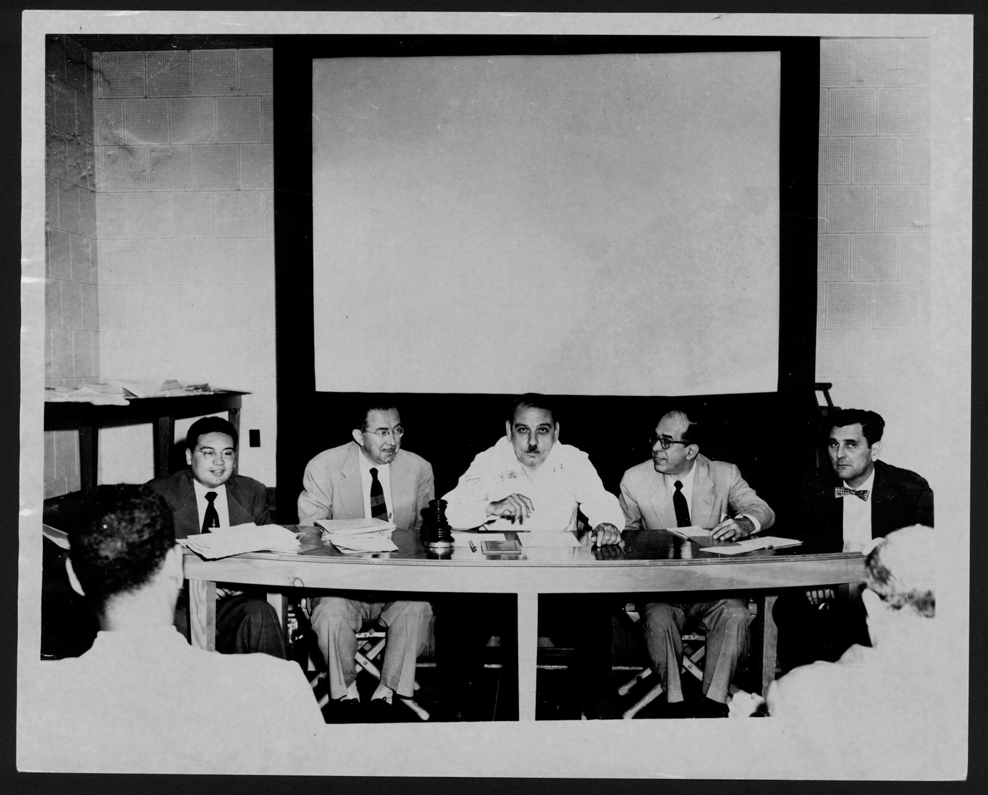Funcionarios públicos ofreciendo charla junto a Clarence Senior.