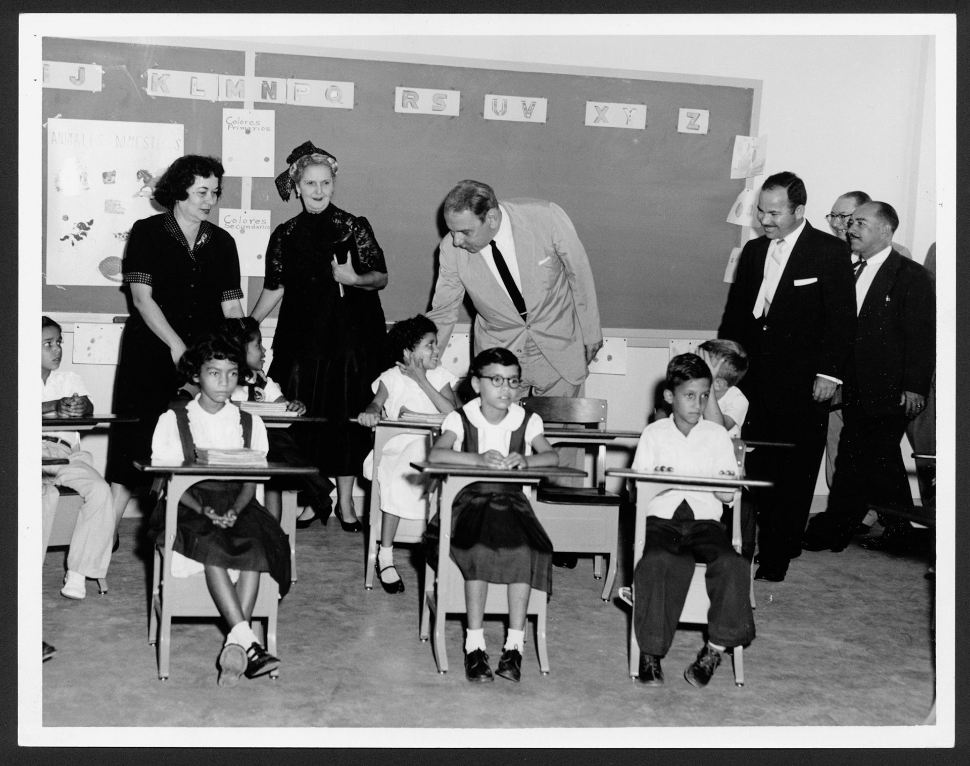 Gobernador Muñoz Marín y esposa con Doña Fela y funcionarios en un salón de clases.San Juan.1957