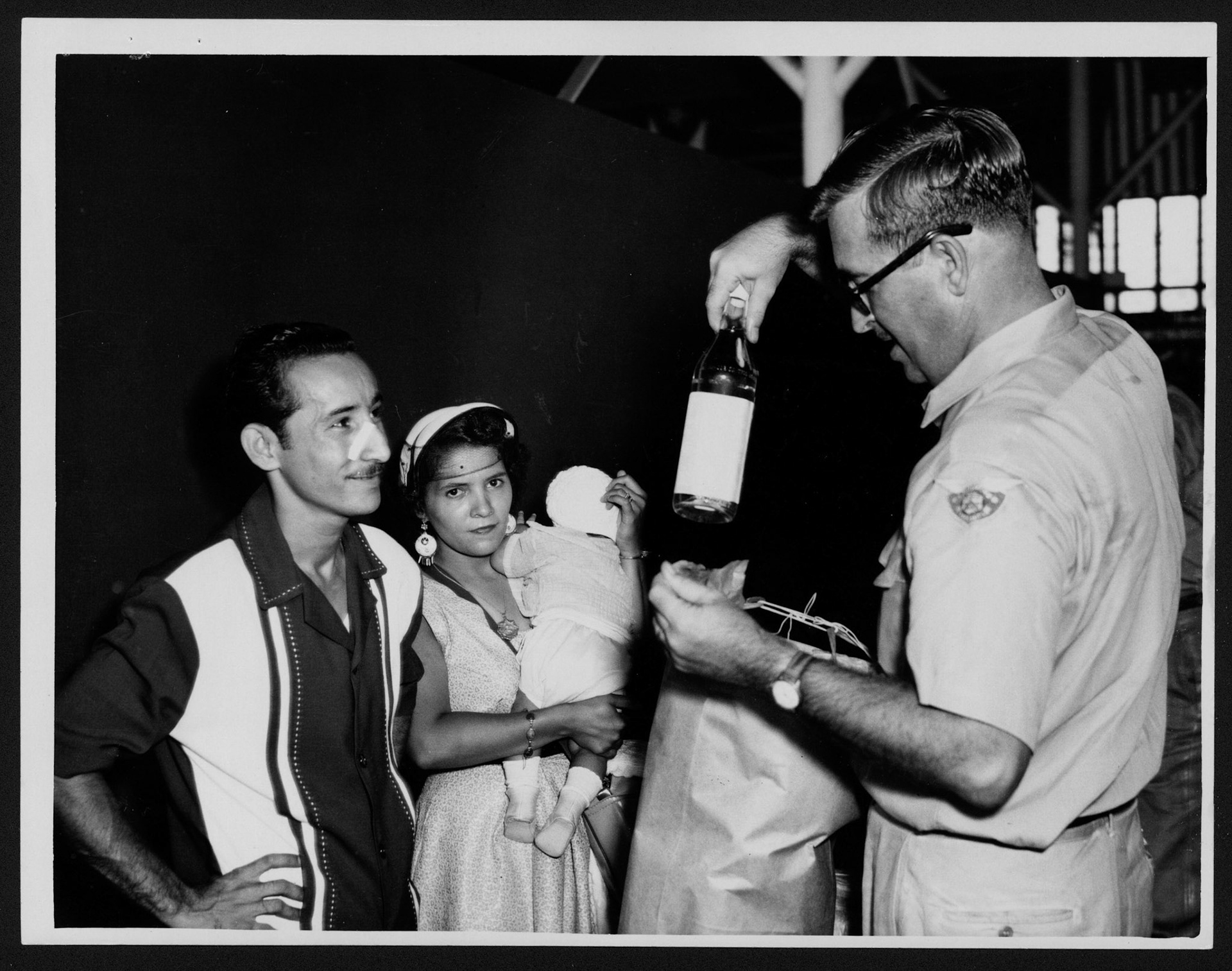Escenas en el aeropuerto de Isla Grande; los inspectores de Aduana confiscaban a los pasajeros numerosos artículos  que no podían llevar a Estados Unidos.Agosto 18, 1953