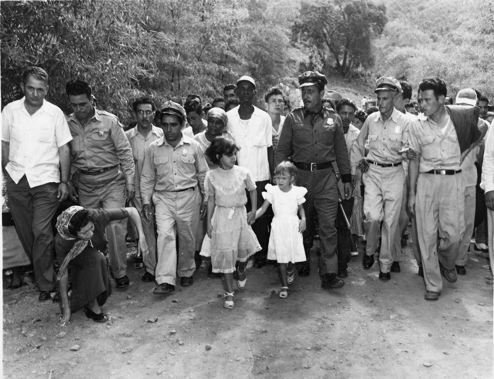 Ramonita Belén Moreno y María Milagros Borreli, dos de las niñas que alegan ver a la Virgen.Sabana Grande.Mayo 26, 1953
