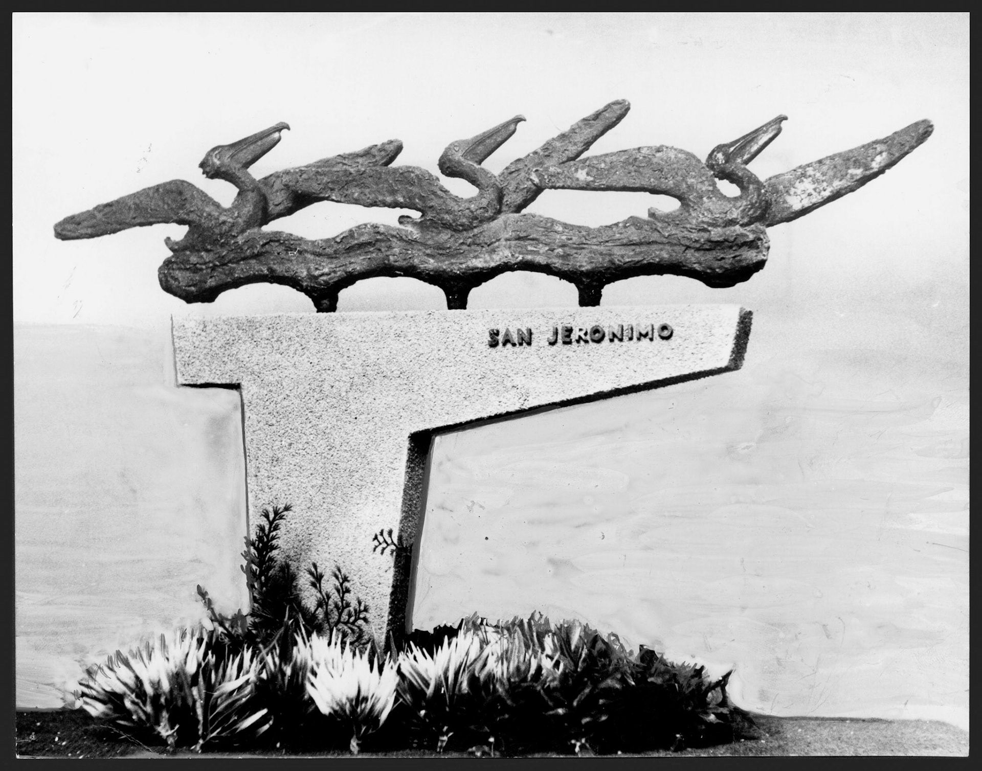 Colocan Escultura en Intersección Núm. 5.Marzo 20, 1965