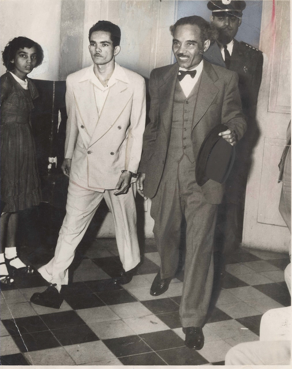 Albizu llega al Tribunal, esposado a Juan José Muñoz Matos.