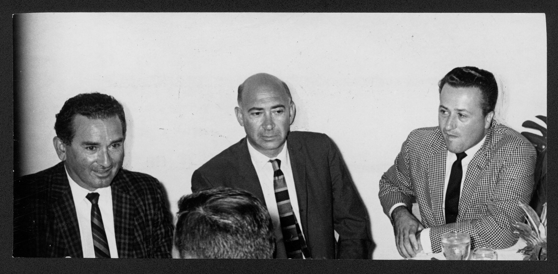 "Izquierda a derecha: Eduardo Rodríguez, supervisor de Actividades del Departamento de Turismo: Arthur Cohen, Director de Cortos, Universal International Pictures; Robert Bouret, Director Ejecutivo, Asociación Hotelera de Puerto Rico durante un almuerzo que se ofreció en honor del señor Cohen, quien acaba de realizar dos películas sobre Puerto Rico.Julio 30, 1963