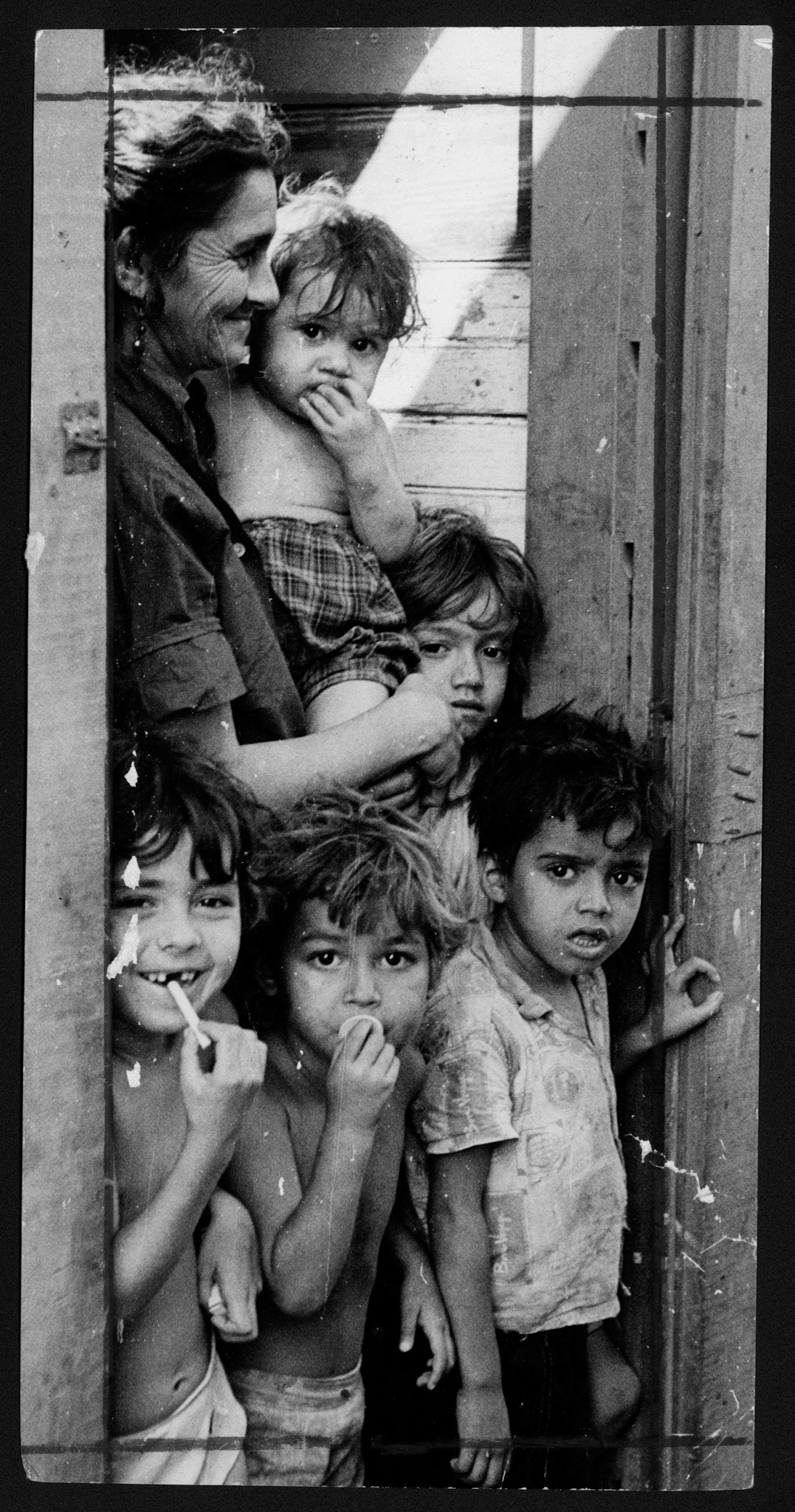 Madre con cinco de sus pequeños hijos viviendo en extrema pobreza.La Perla, San Juan.Noviembre 19, 1964