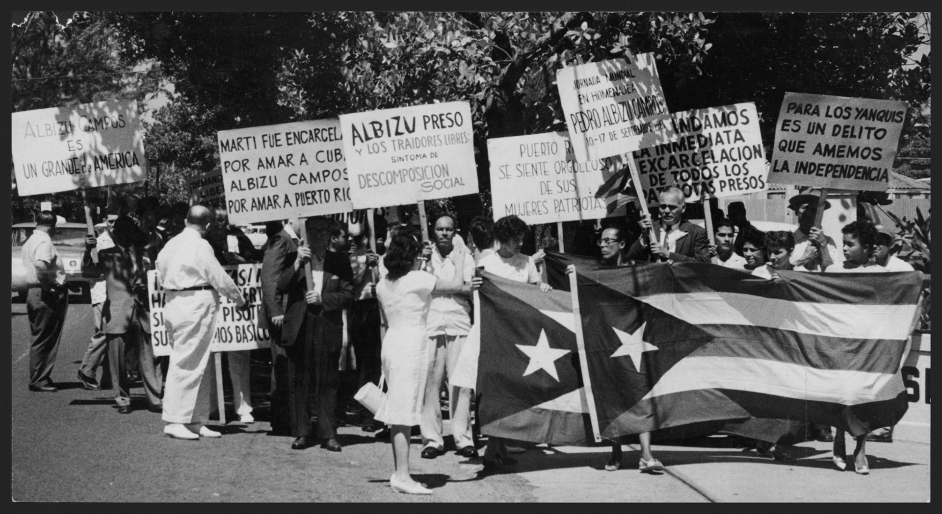 Nacionalistas e independentistas marchan frente a al Hospital Presbiteriano donde está recluido Pedro Albizu Campos.Septiembre 11, 1961