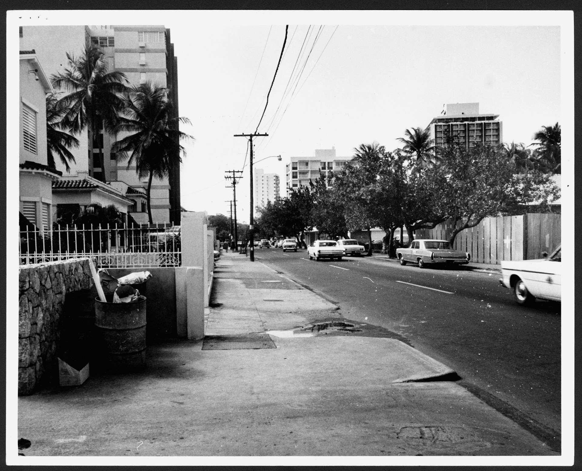 Automóviles transitando por la avenida Ashford en el Condado.Enero 1967