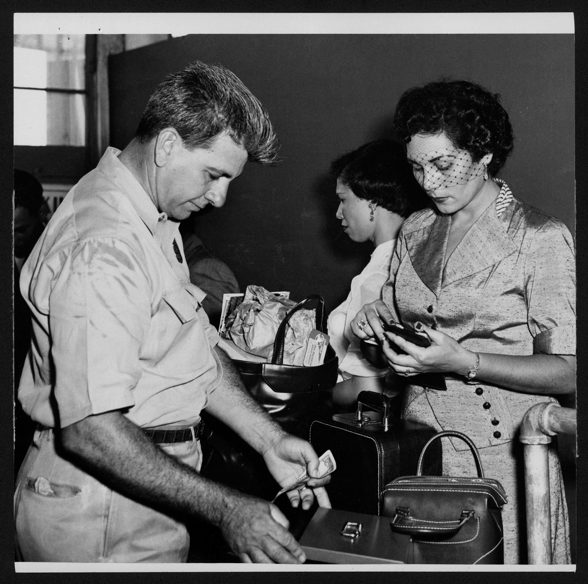 Escenas en el aeropuerto de Isla Grande; los inspectores de Aduana confiscaban a los pasajeros numerosos artículos  que no podían llevar a Estados Unidos.Agosto 18, 1953