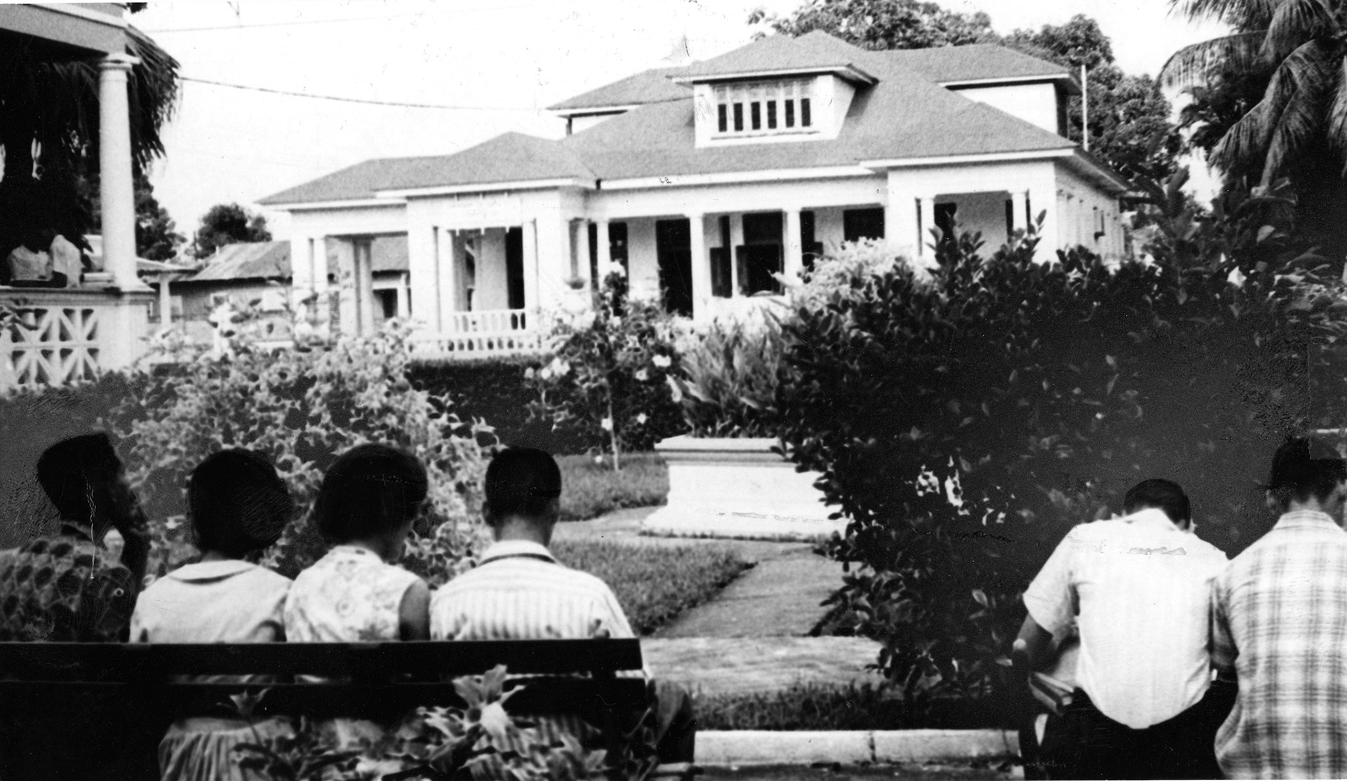 Estudiantes en el jardín de la biblioteca del Colegio Regional de Humacao.Septiembre 1963