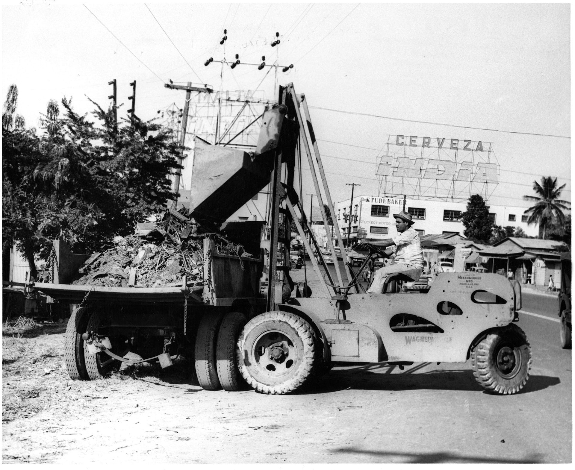 Recogido de escombros en alrededores del Puente de la Constitución.Julio 11, 1953