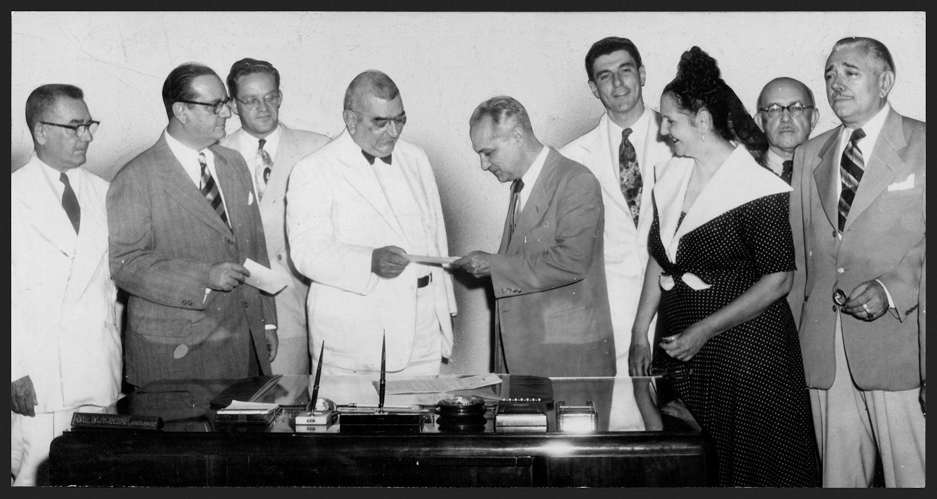 Rafael Carrión entregando cheques a Emilio Serra para financiar parte del caserío Lloréns Torres.Diciembre 22, 1950