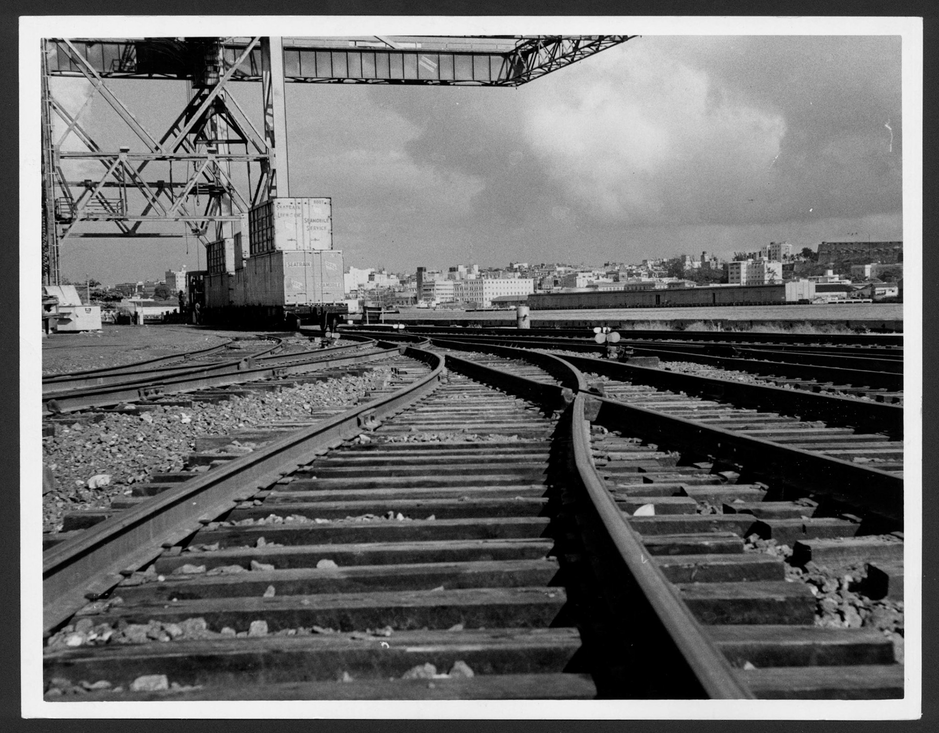 Vías de tren en muelles de Isla Grande.Agosto 13, 1964