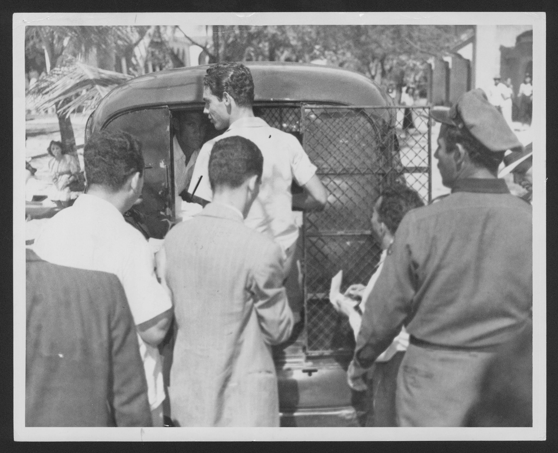 La policia detiene a un estudiante durante situación ocurrida en el campus de la Universidad de Puerto Rico.Mayo 7, 1948